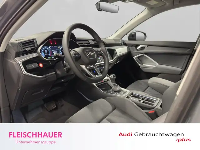 Audi Q3 view 10