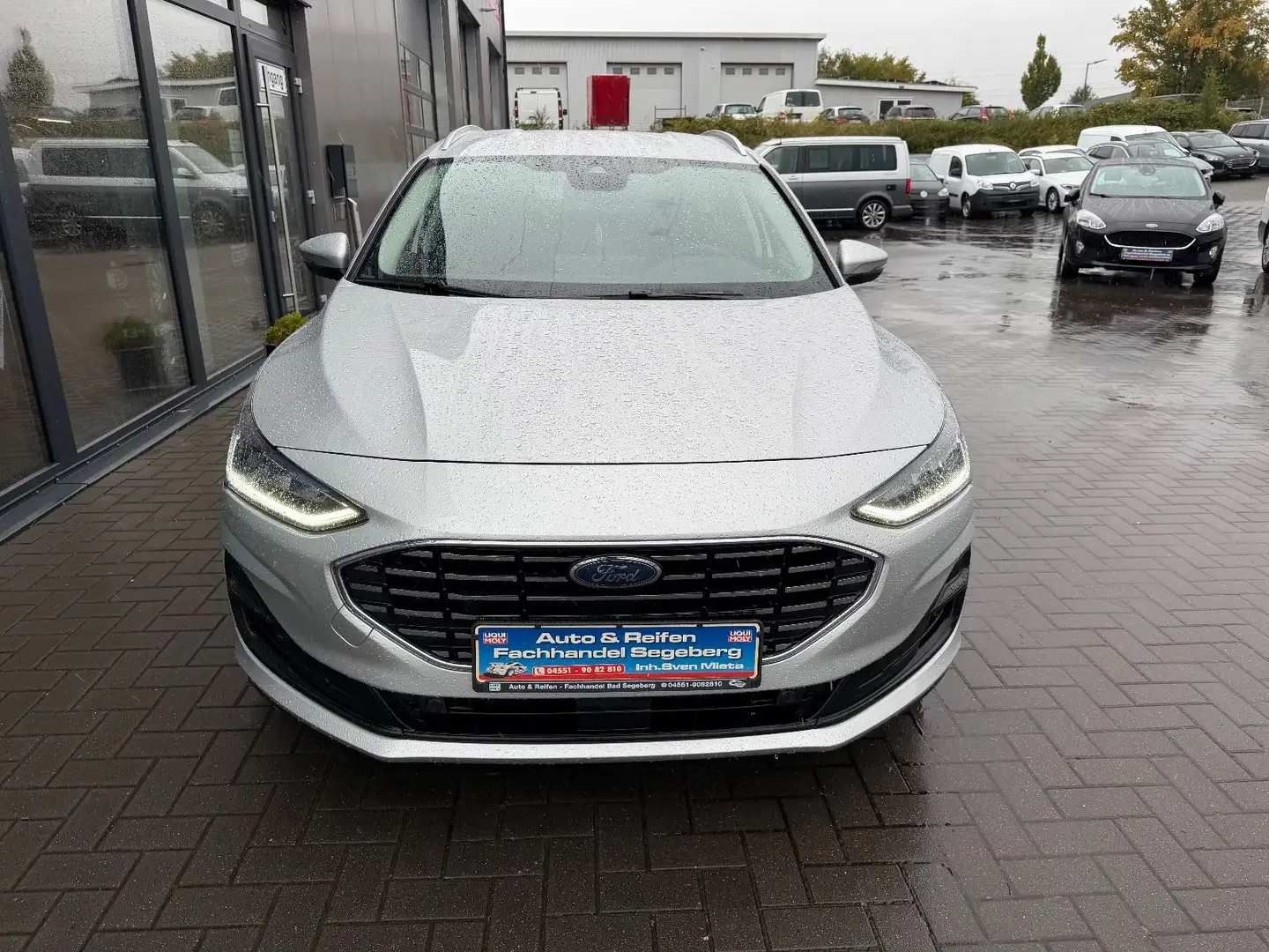 Ford Focus Turnier 1.5TDCI Titanium X AUTOMATIK*LED* Silber - 2