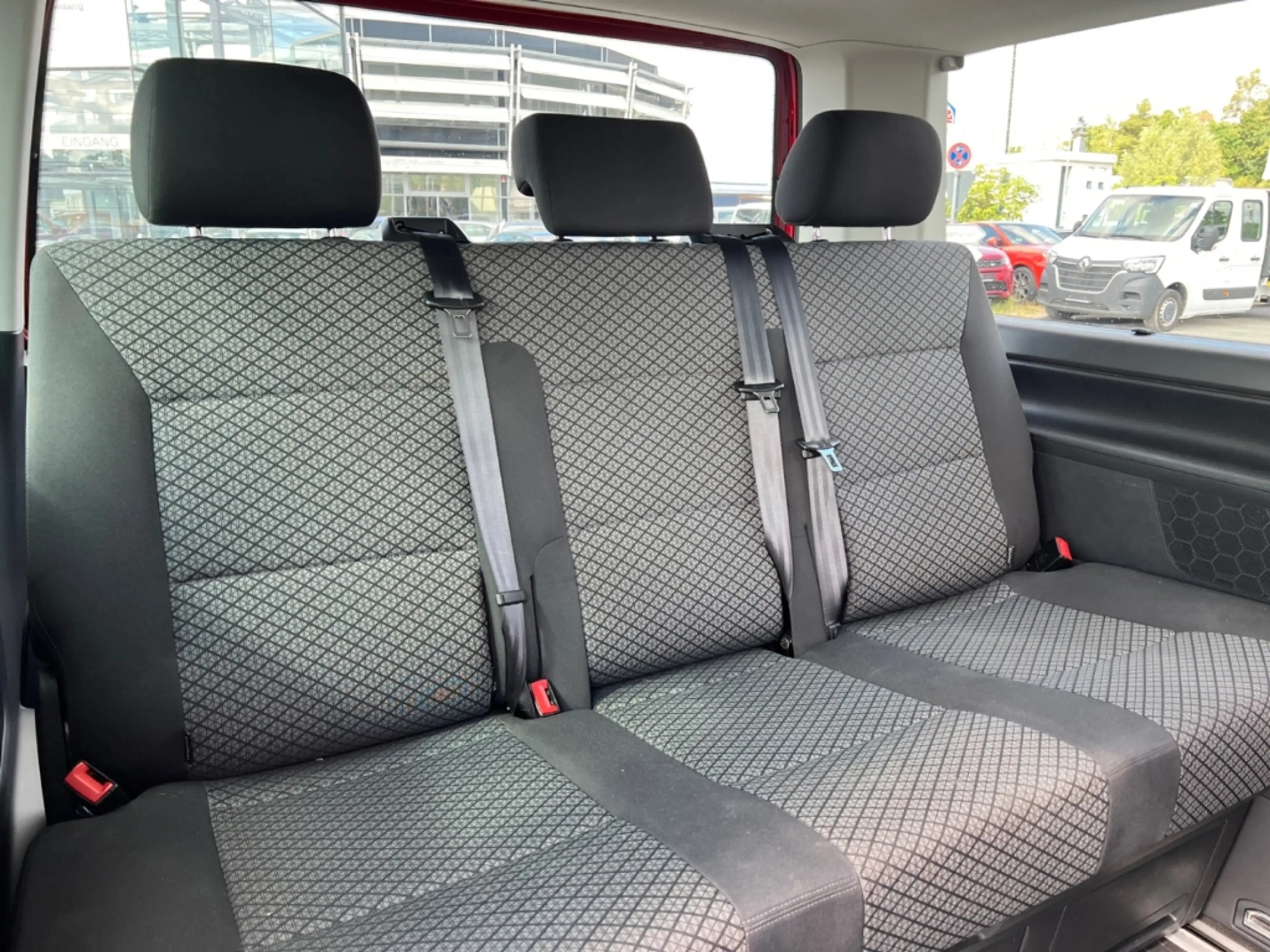 Volkswagen T6.1 Multivan Family FWD AHK DAB 7 Sitzer PDCv+h — photo 12
