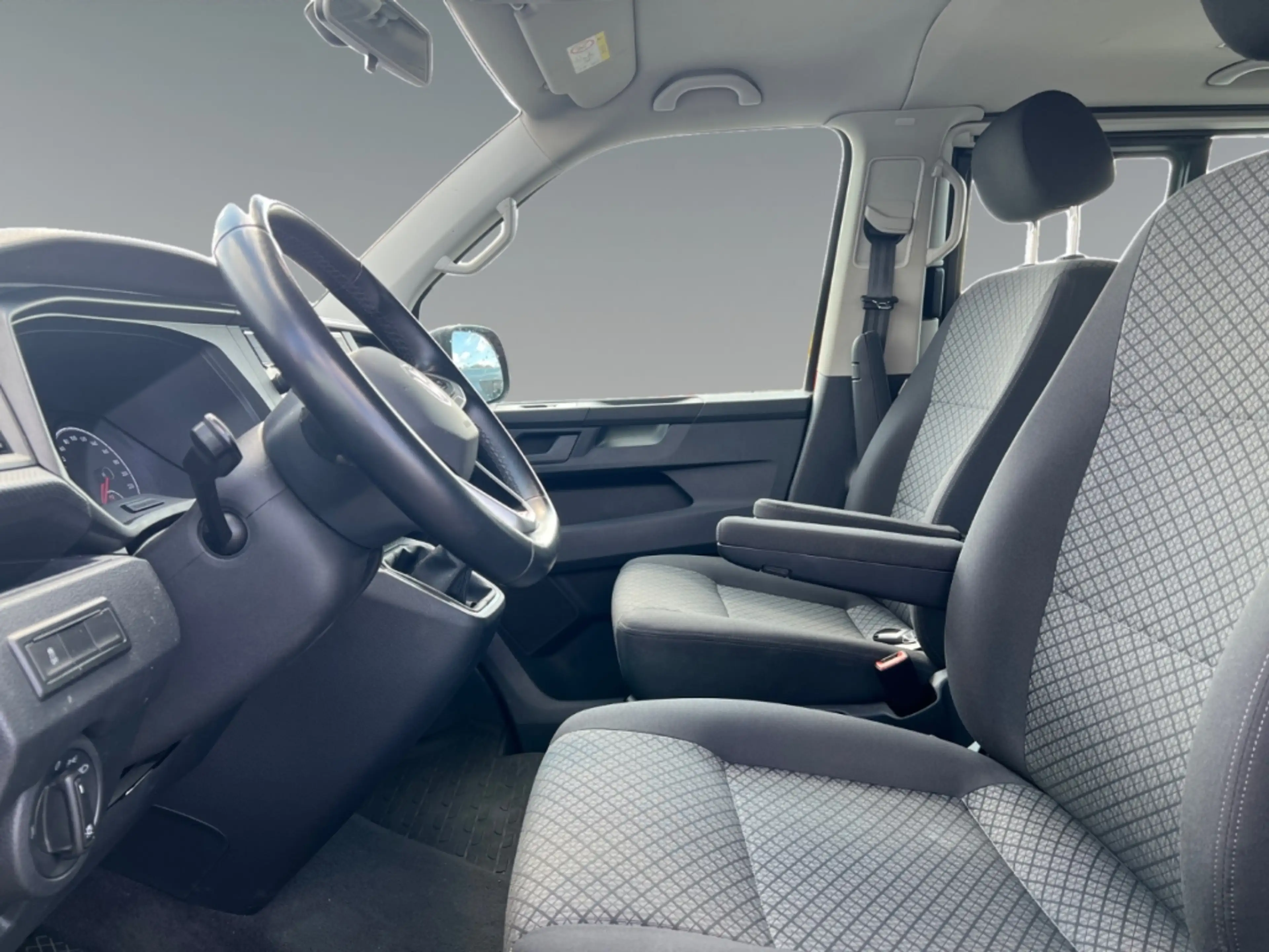 Volkswagen T6.1 Multivan Family FWD AHK DAB 7 Sitzer PDCv+h — photo 10