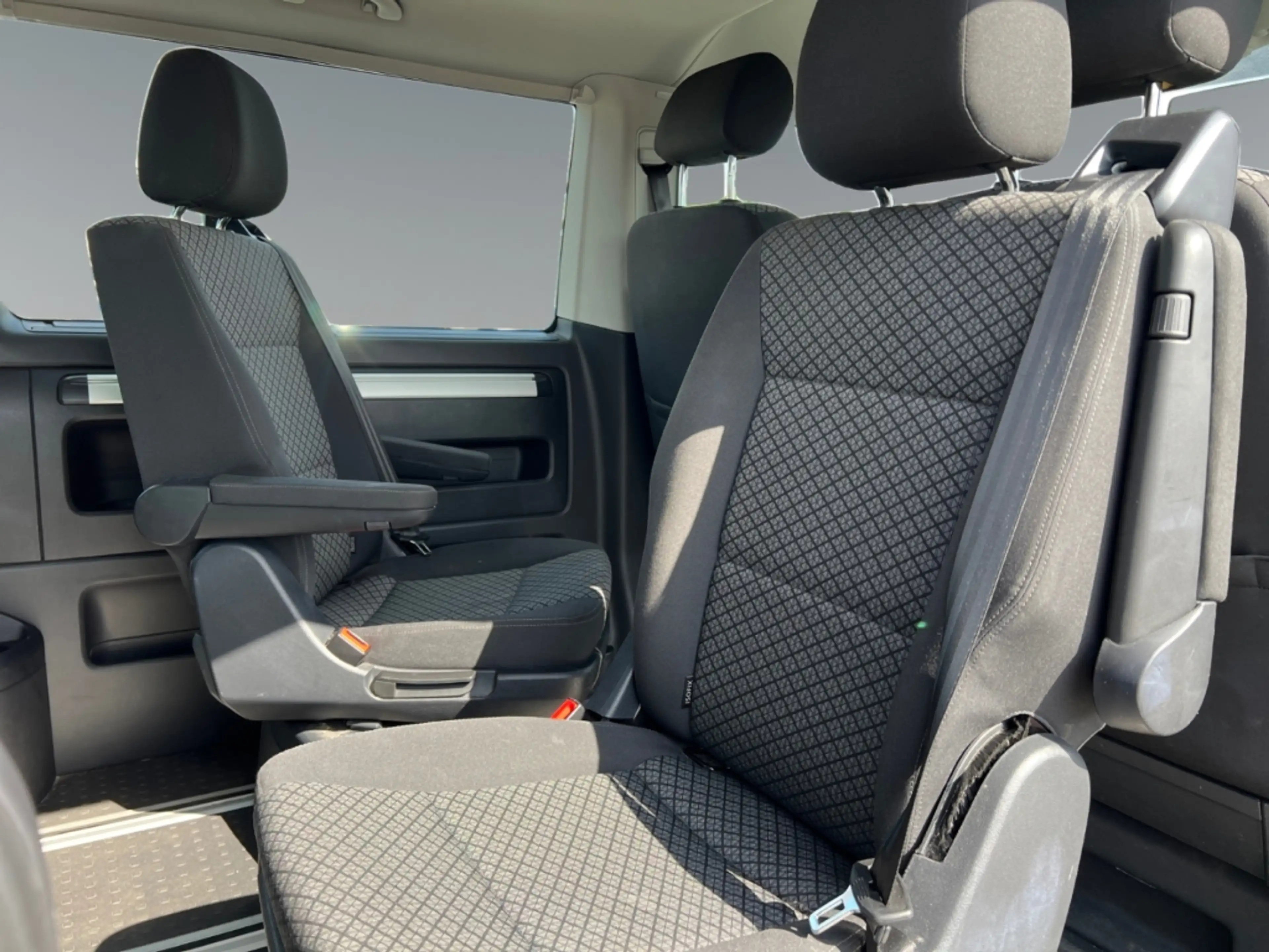 Volkswagen T6.1 Multivan Family FWD AHK DAB 7 Sitzer PDCv+h — photo 11