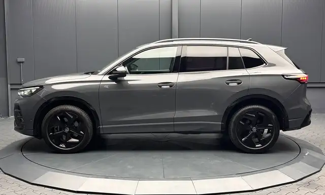 Volkswagen Tiguan view 2
