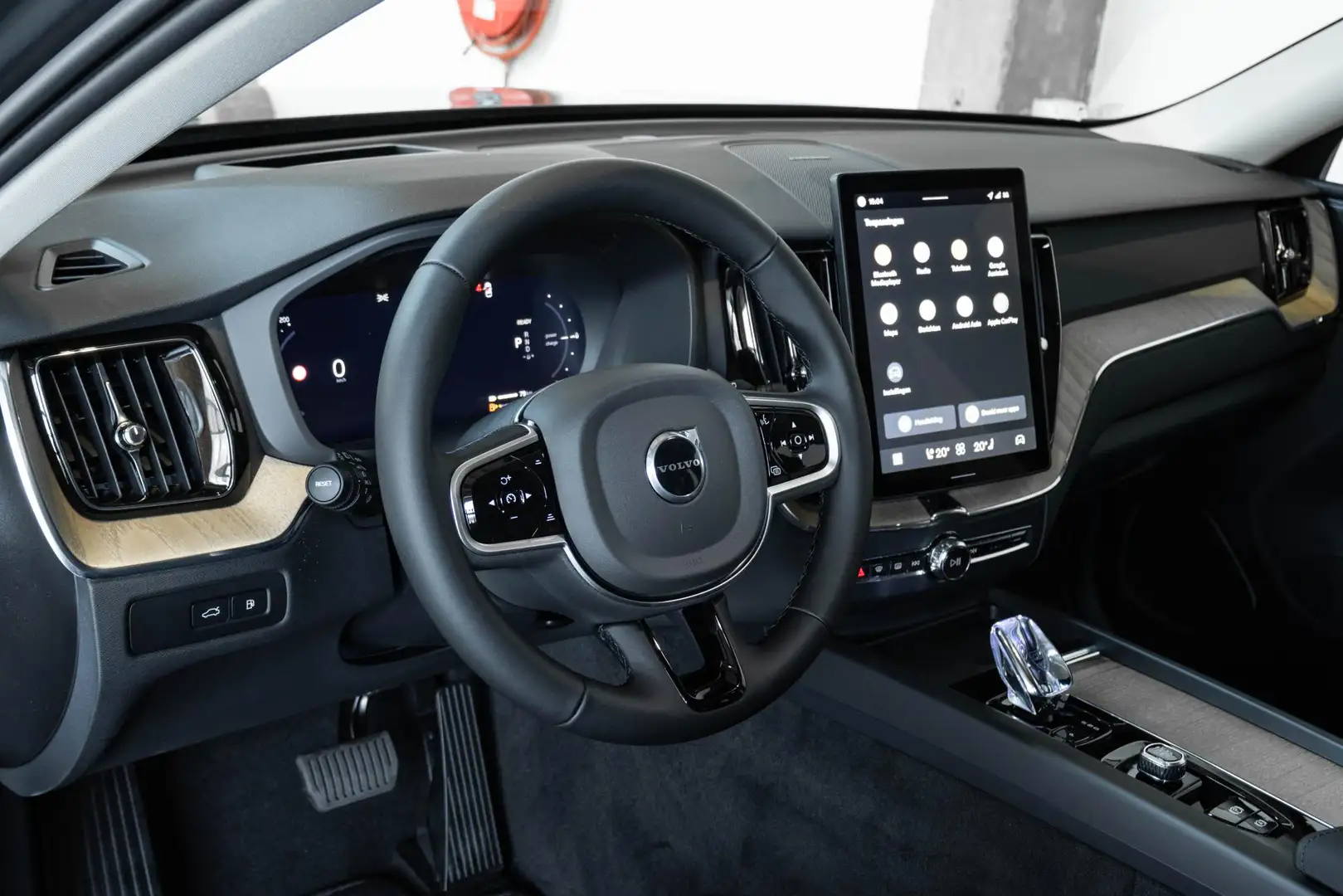 Volvo XC60 2.0 T6 Plug-in hybrid AWD Plus Dark | Schuif/Kante Groen - 2
