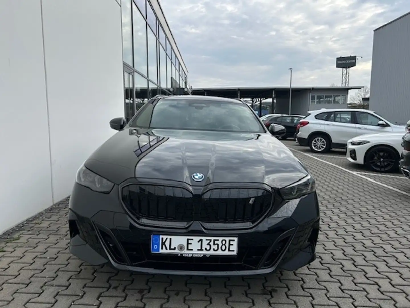 BMW i5 eDrive40 Touring Sportpaket HUD AHK-klappbar AHK E Schwarz - 2