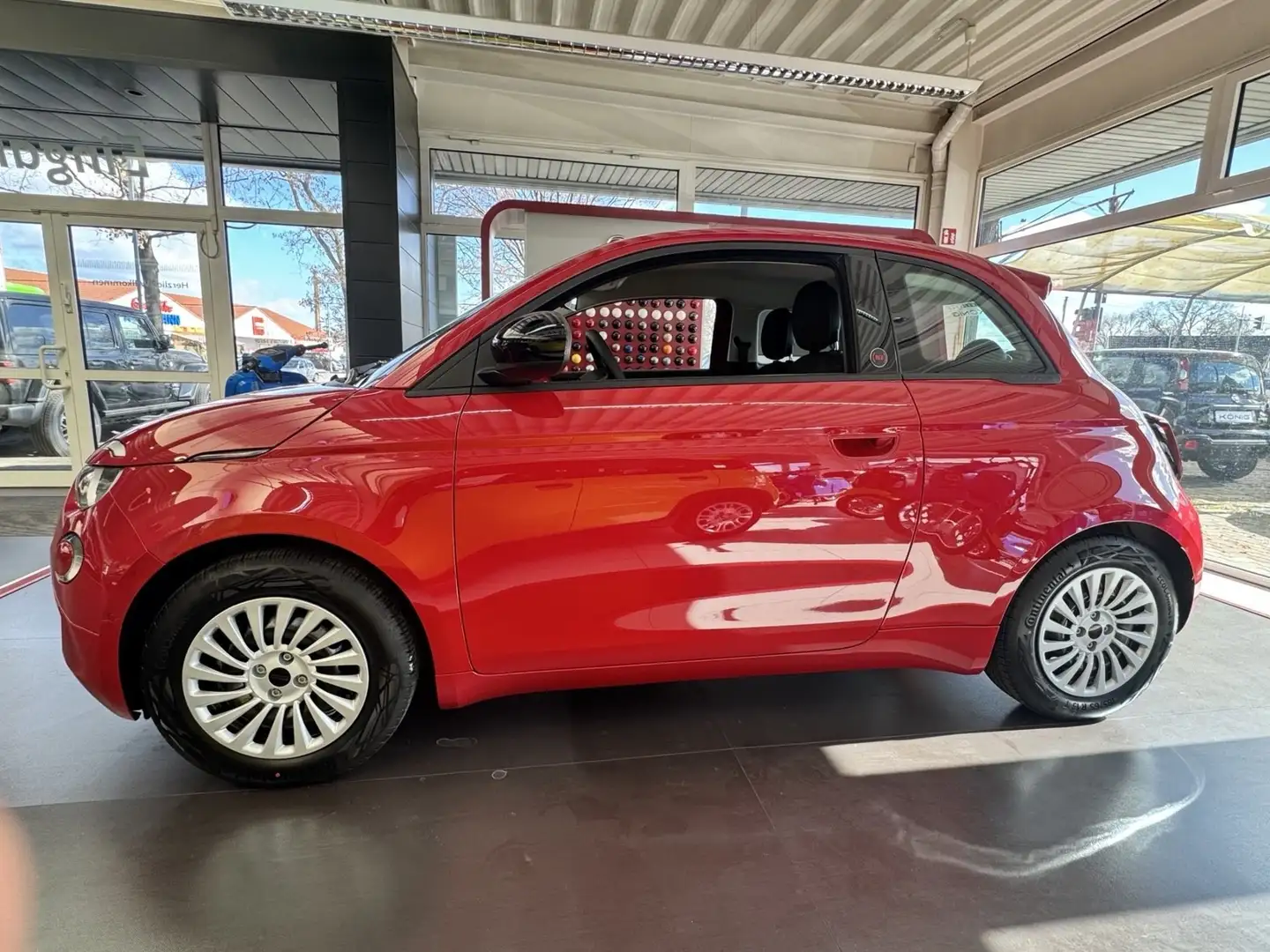 Fiat 500e Elektro RED MY25 Komfortpaket Automatik Červená - 2