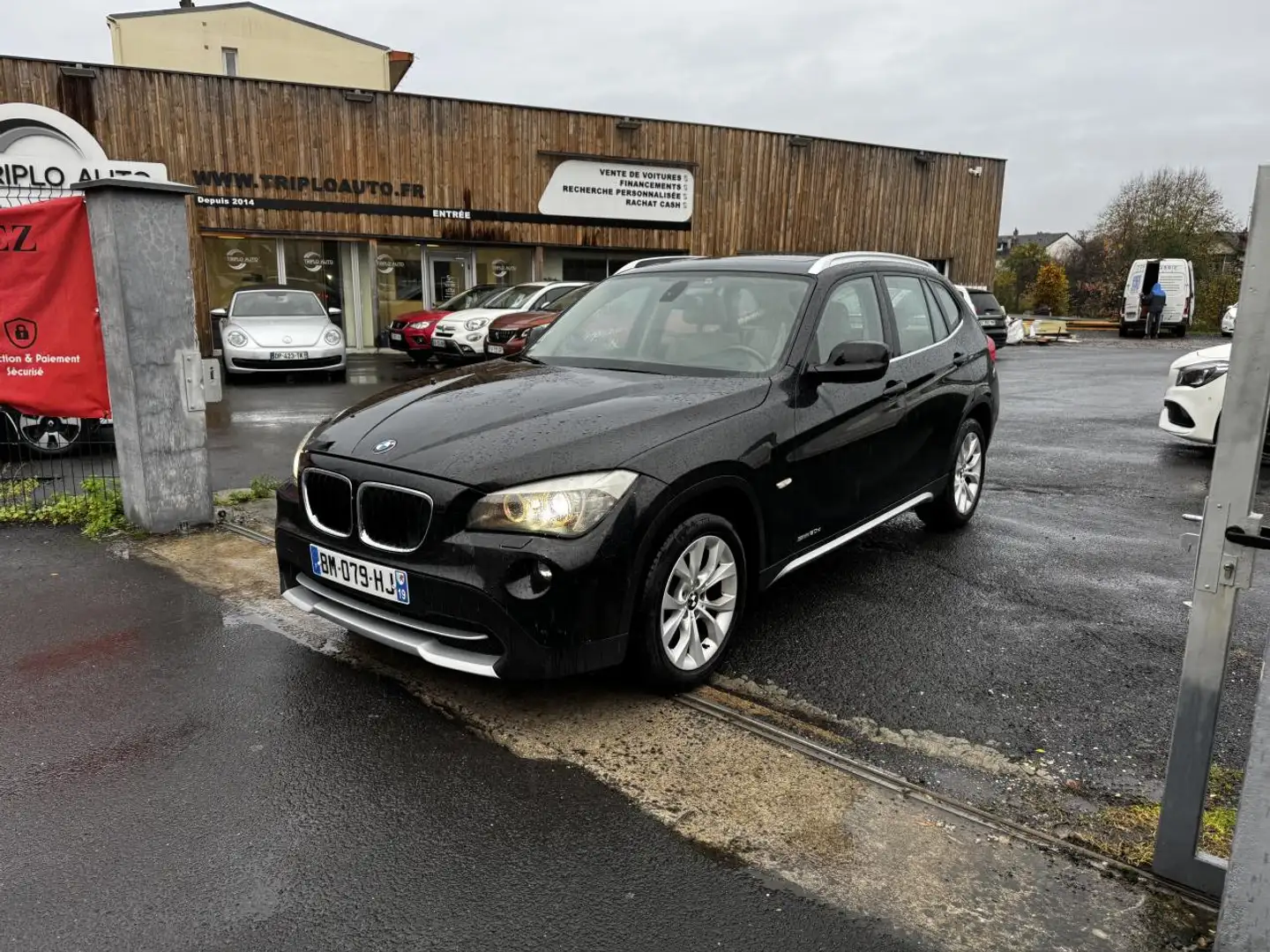 BMW X1 sDrive 20d Luxe Gps + Clim + Radar AR Noir - 1