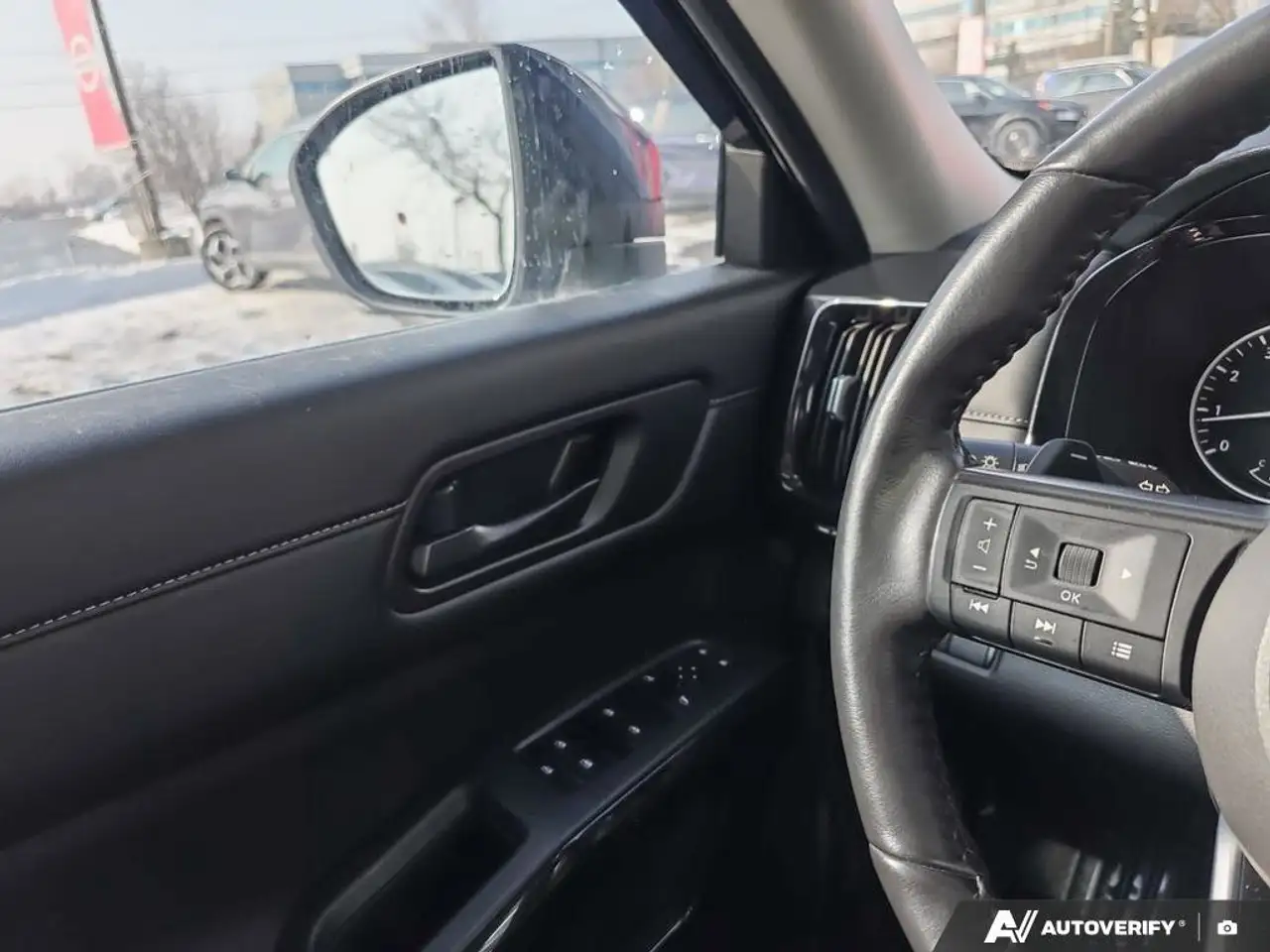 Nissan Pathfinder снимка Nissan Pathfinder