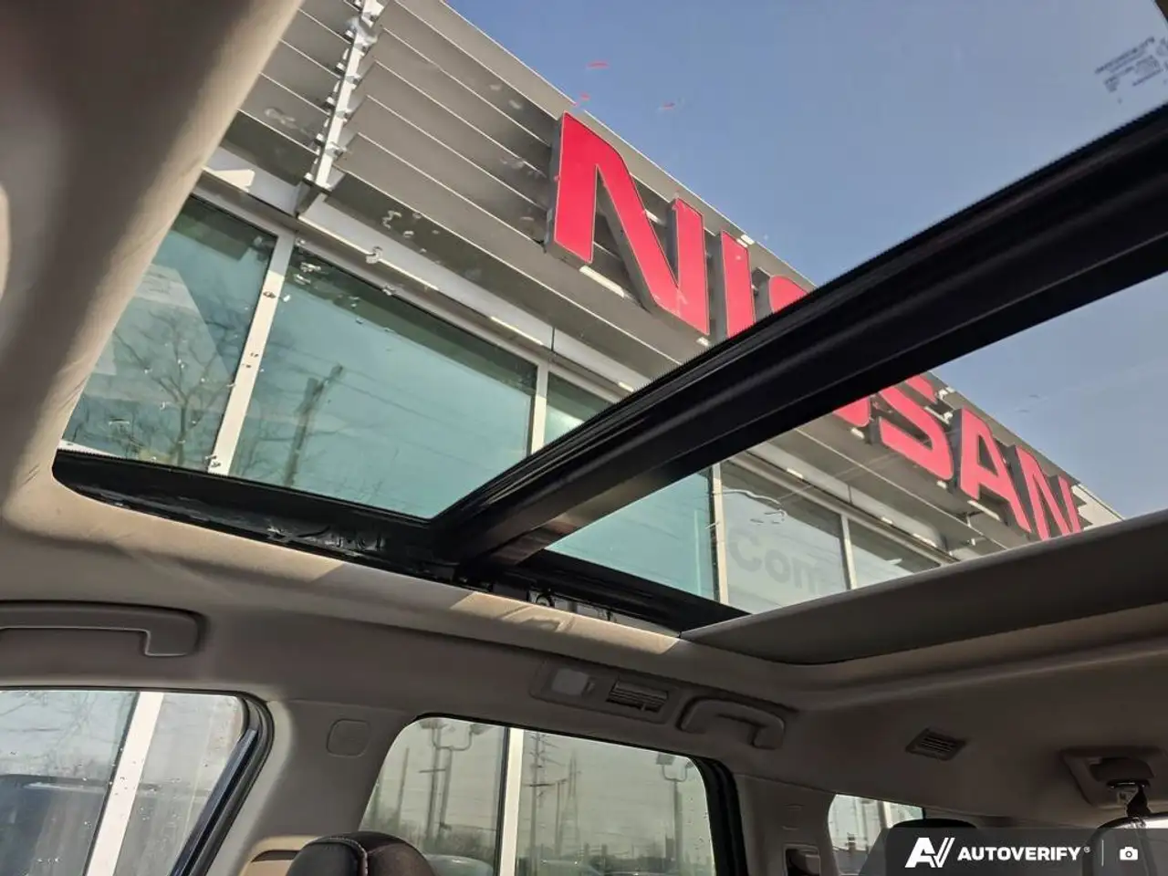 Nissan Pathfinder снимка Nissan Pathfinder