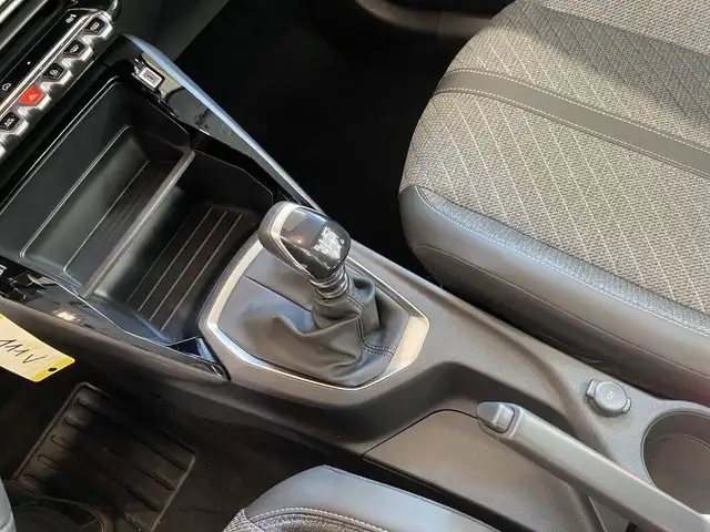 Peugeot 208 view 11
