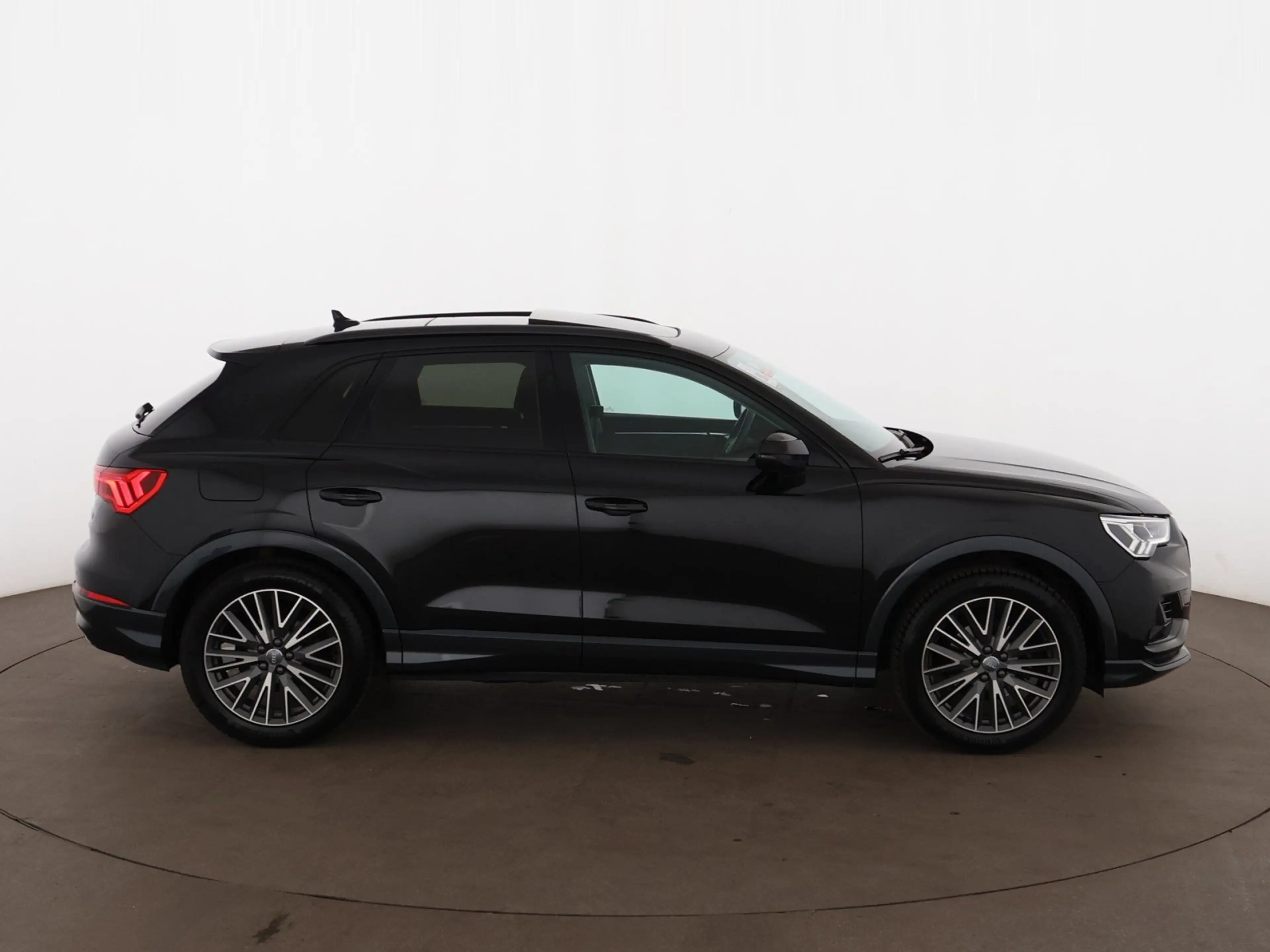 Audi Q3 35 TFSI advanced Aut LED SKY RADAR NAVI R-CAM — photo 9