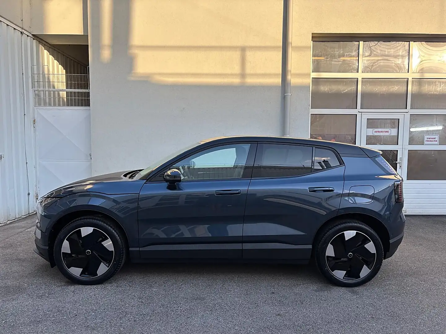 Volvo EX30 P5 Long Range Electric 69kWh Ultra Blau - 2