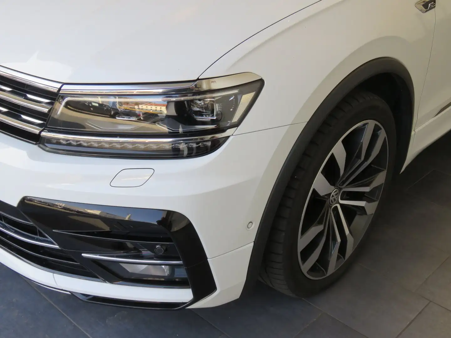 Volkswagen Tiguan Sky TDI SCR Weiß - 2