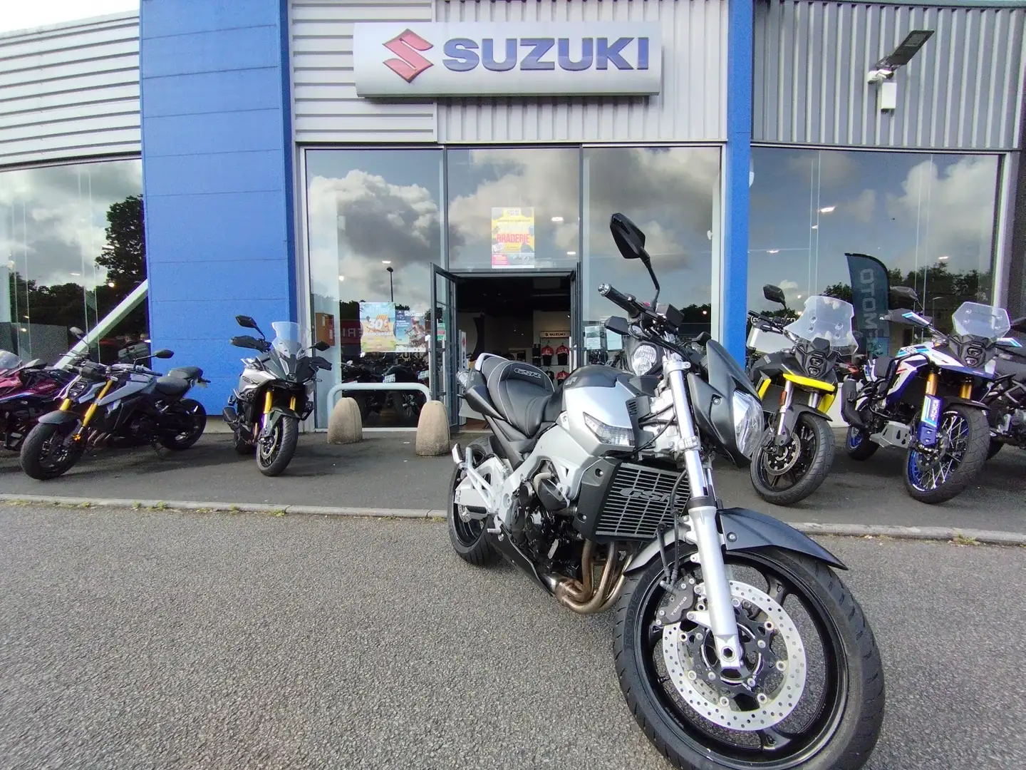 Suzuki GSR 600 Gris - 1