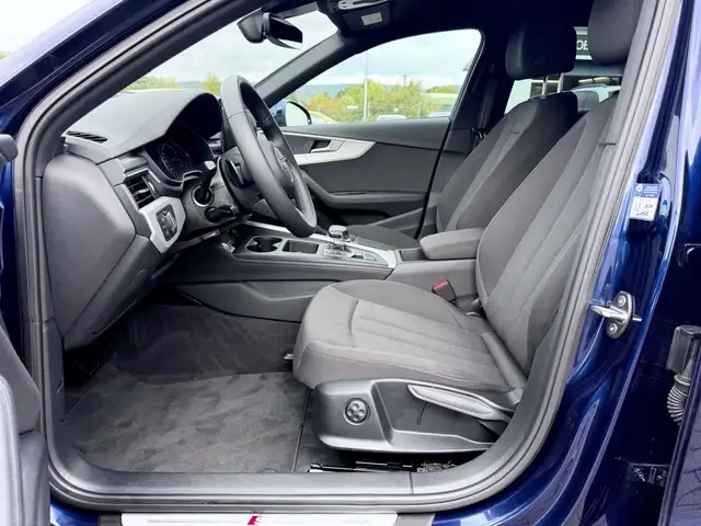 Audi A4 view 9