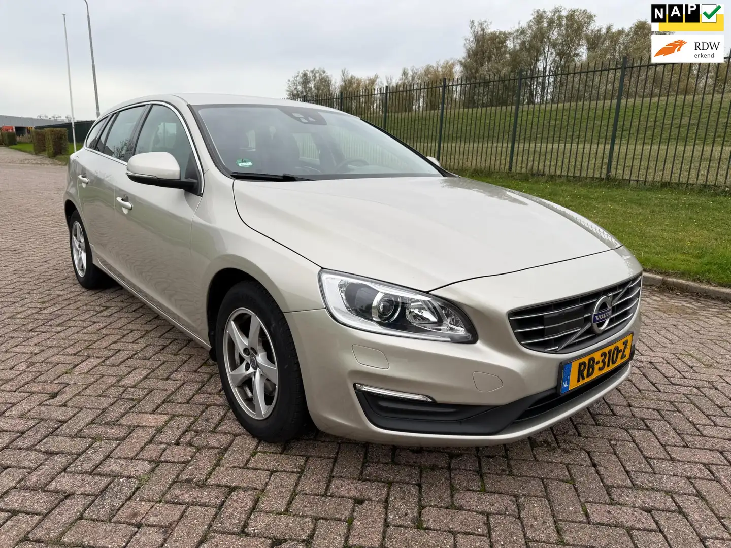 Volvo V60 2.0 D2 Nordic+ Brun - 1