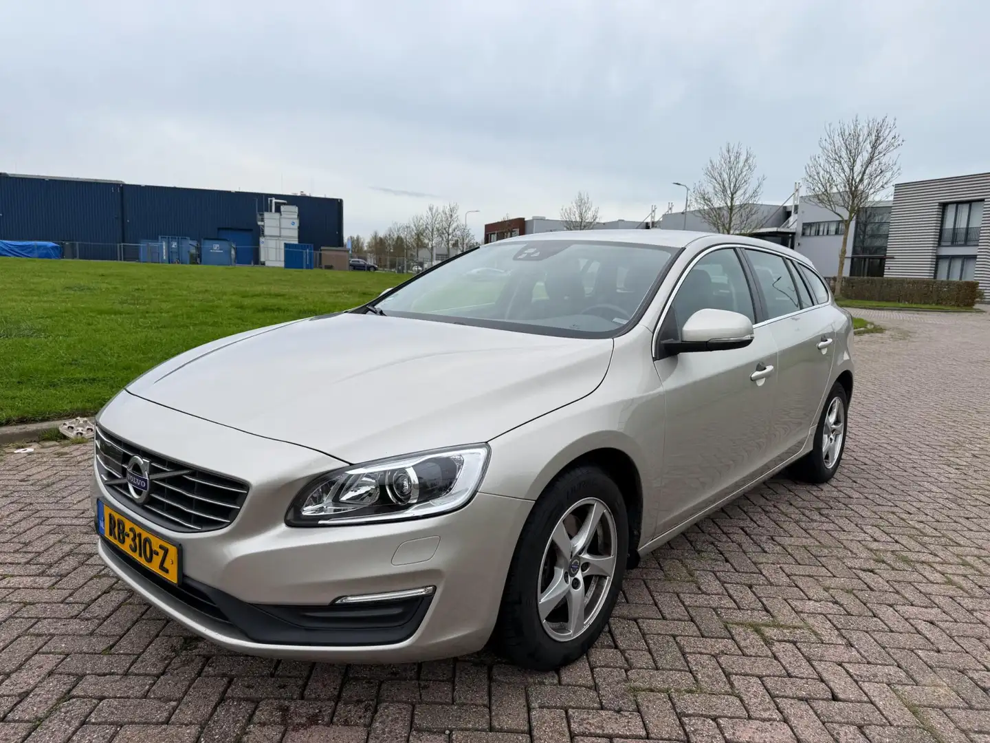 Volvo V60 2.0 D2 Nordic+ Brun - 2