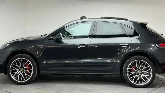 Porsche Macan view 3