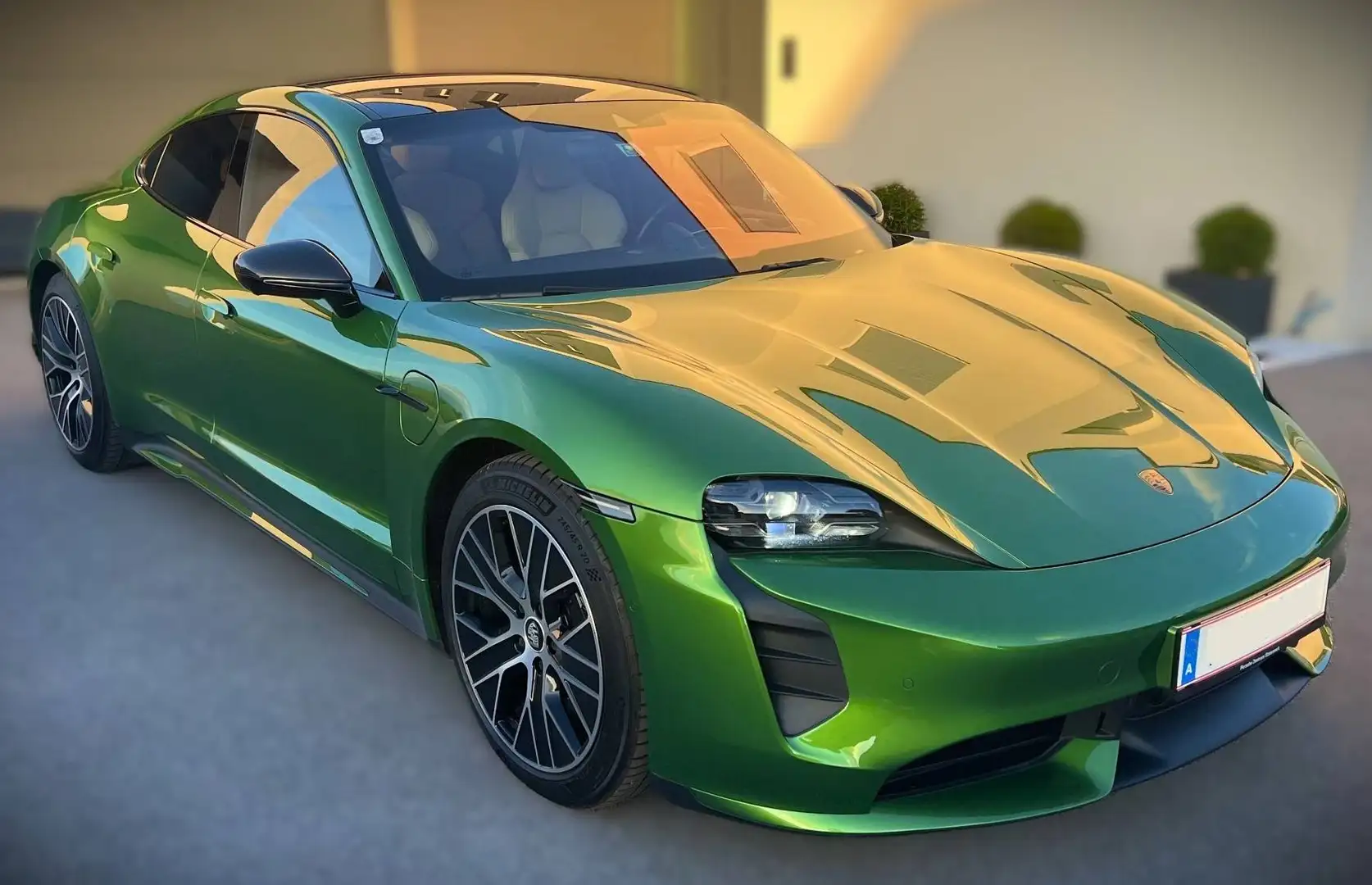 Porsche Taycan Taycan Turbo 83,7kWh Turbo Grün - 1