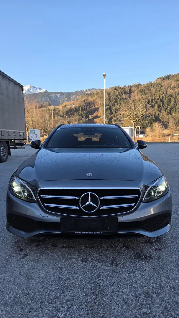 Mercedes-Benz E 220 d T Avantgarde Aut. Grau - 2