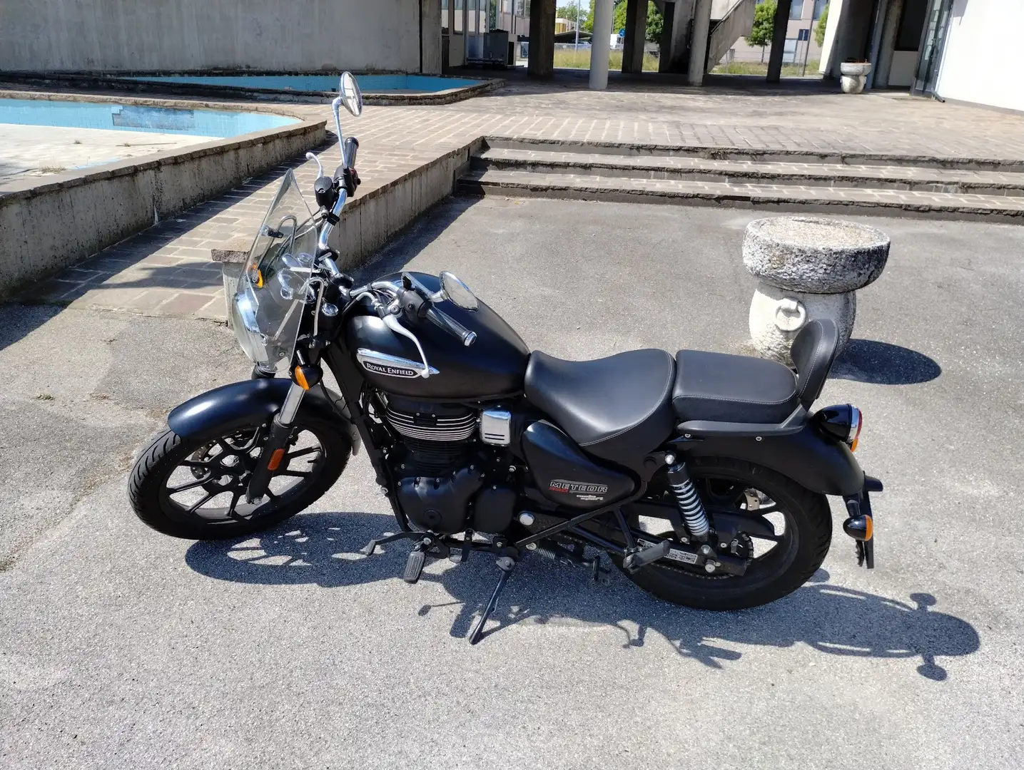 Royal Enfield Meteor 350 Negru - 1