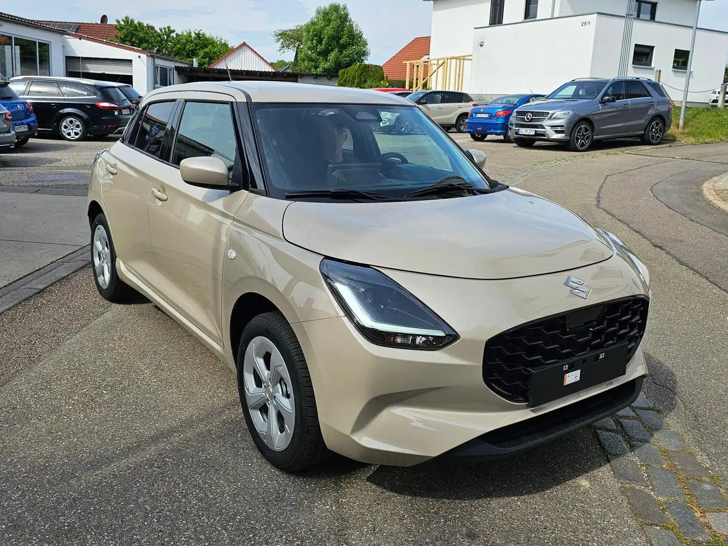 Suzuki Swift 1.2 Hybrid Allgrip MT Comfort Beige - 1