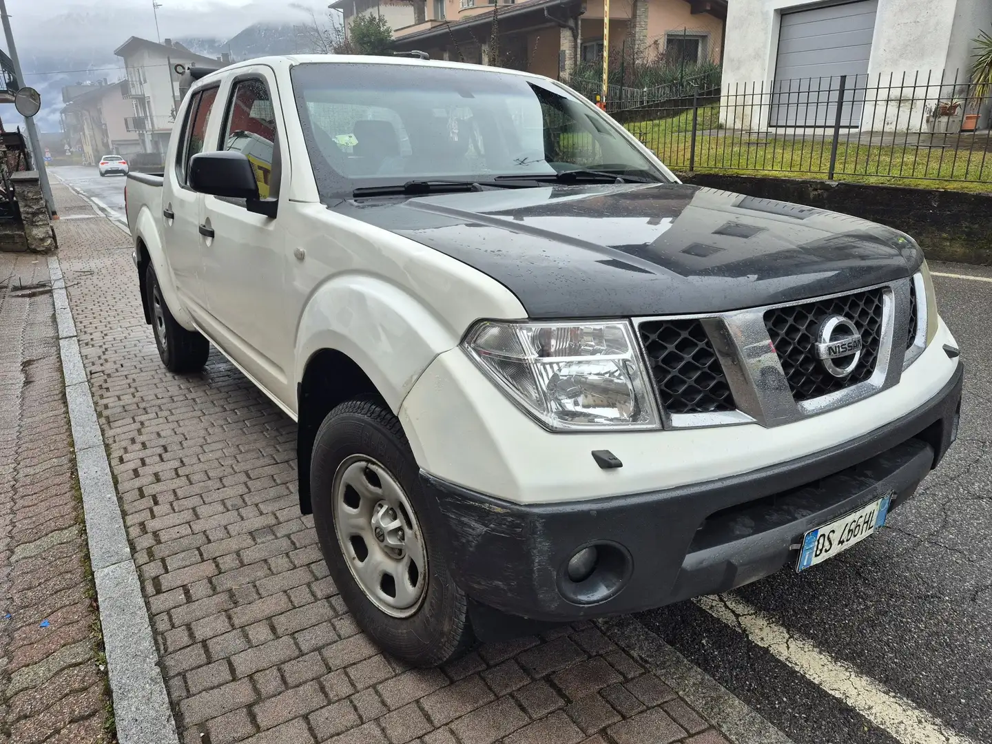 Nissan Navara d.cab 2.5 dci  174cv Weiß - 1
