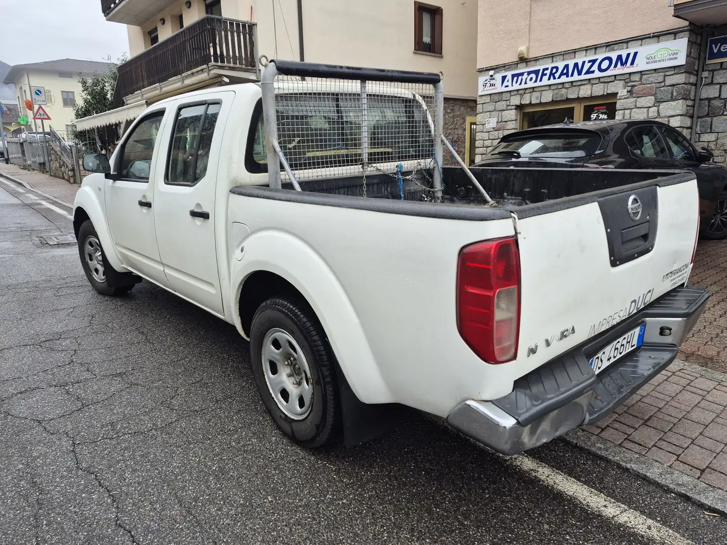 Nissan Navara d.cab 2.5 dci  174cv Weiß - 2