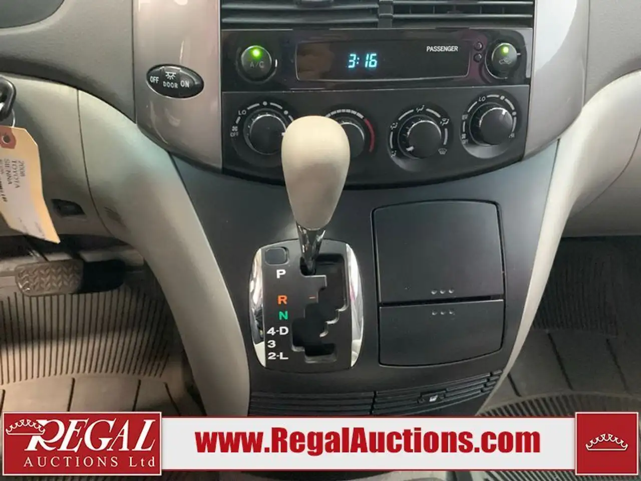 Toyota Sienna снимка Toyota Sienna