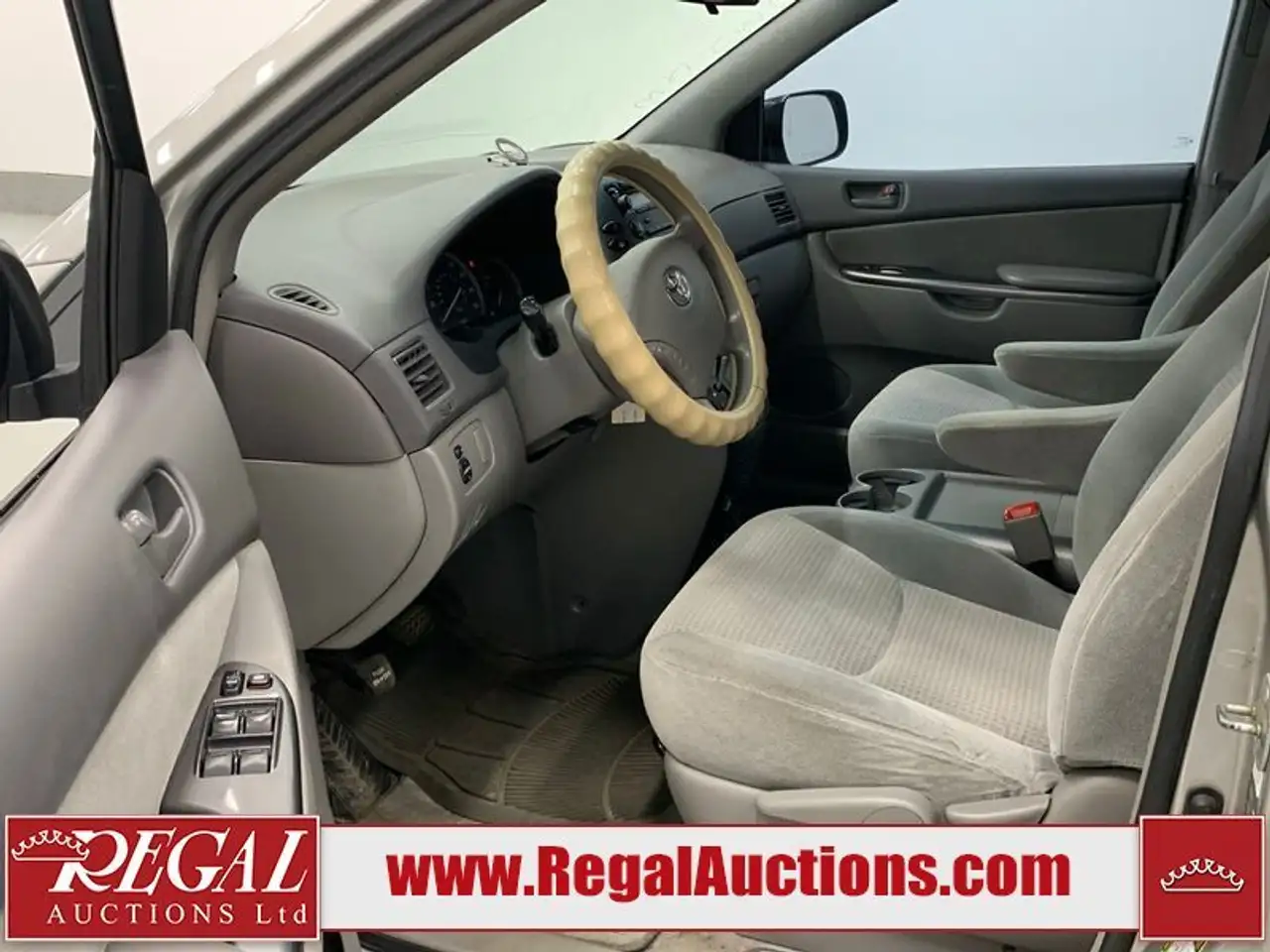 Toyota Sienna снимка Toyota Sienna