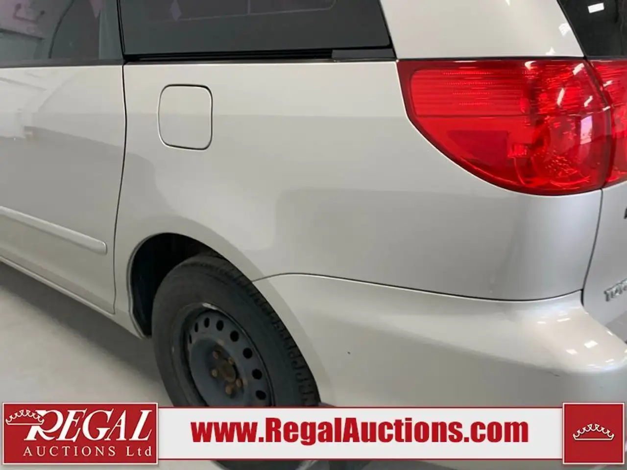Toyota Sienna снимка Toyota Sienna