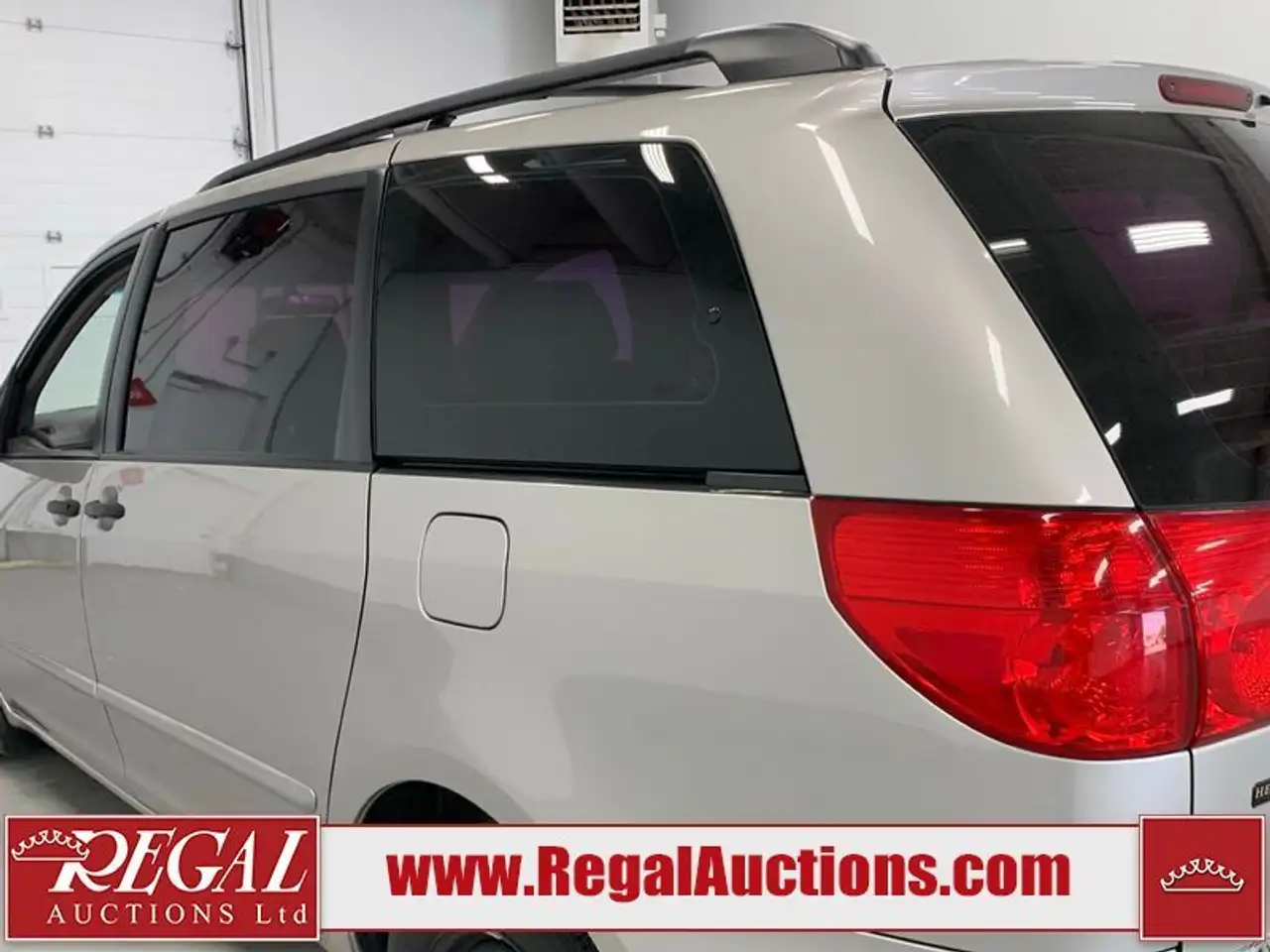 Toyota Sienna снимка Toyota Sienna