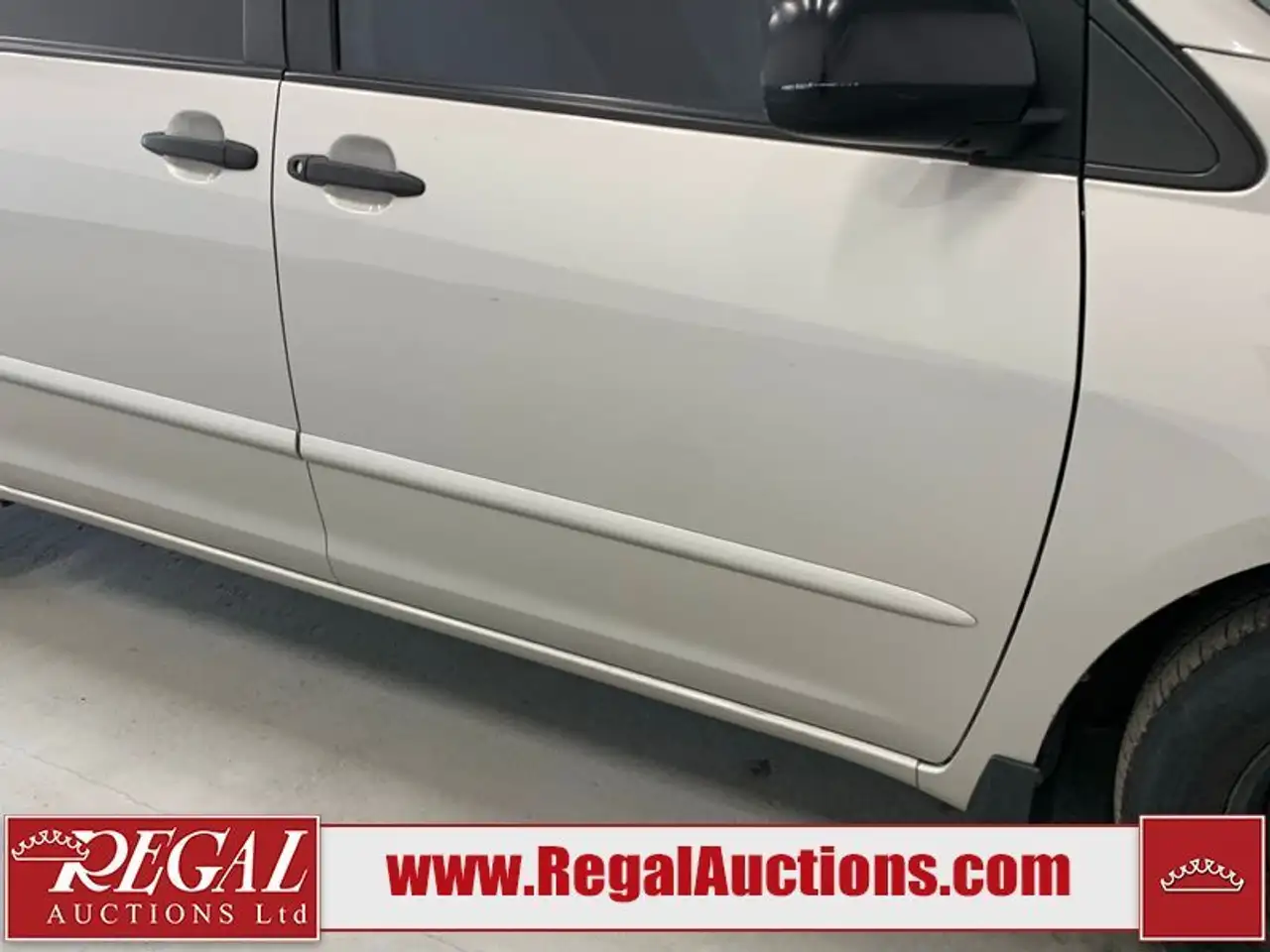 Toyota Sienna снимка Toyota Sienna