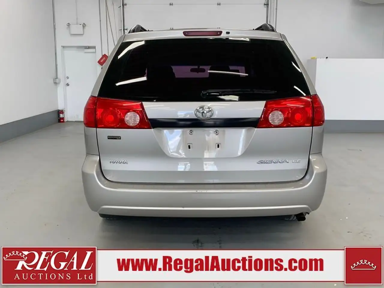 Toyota Sienna снимка Toyota Sienna