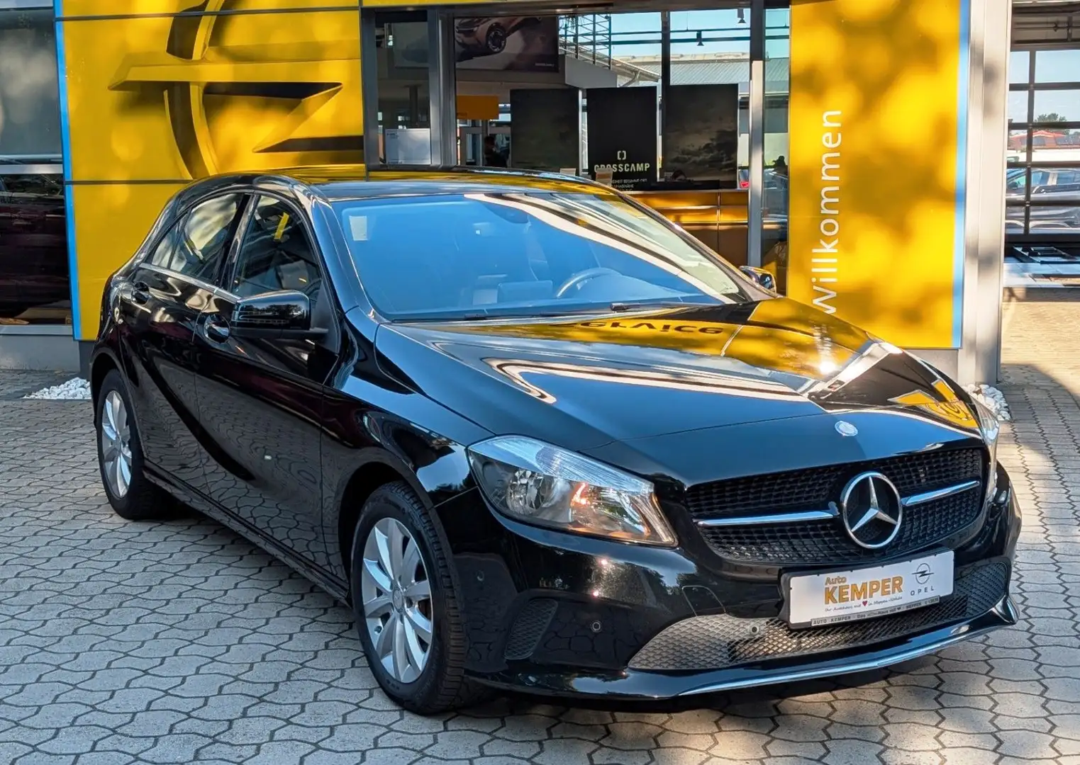 Mercedes-Benz A 180 Style *AHK*SHZ*PDC*Navi* Zwart - 1