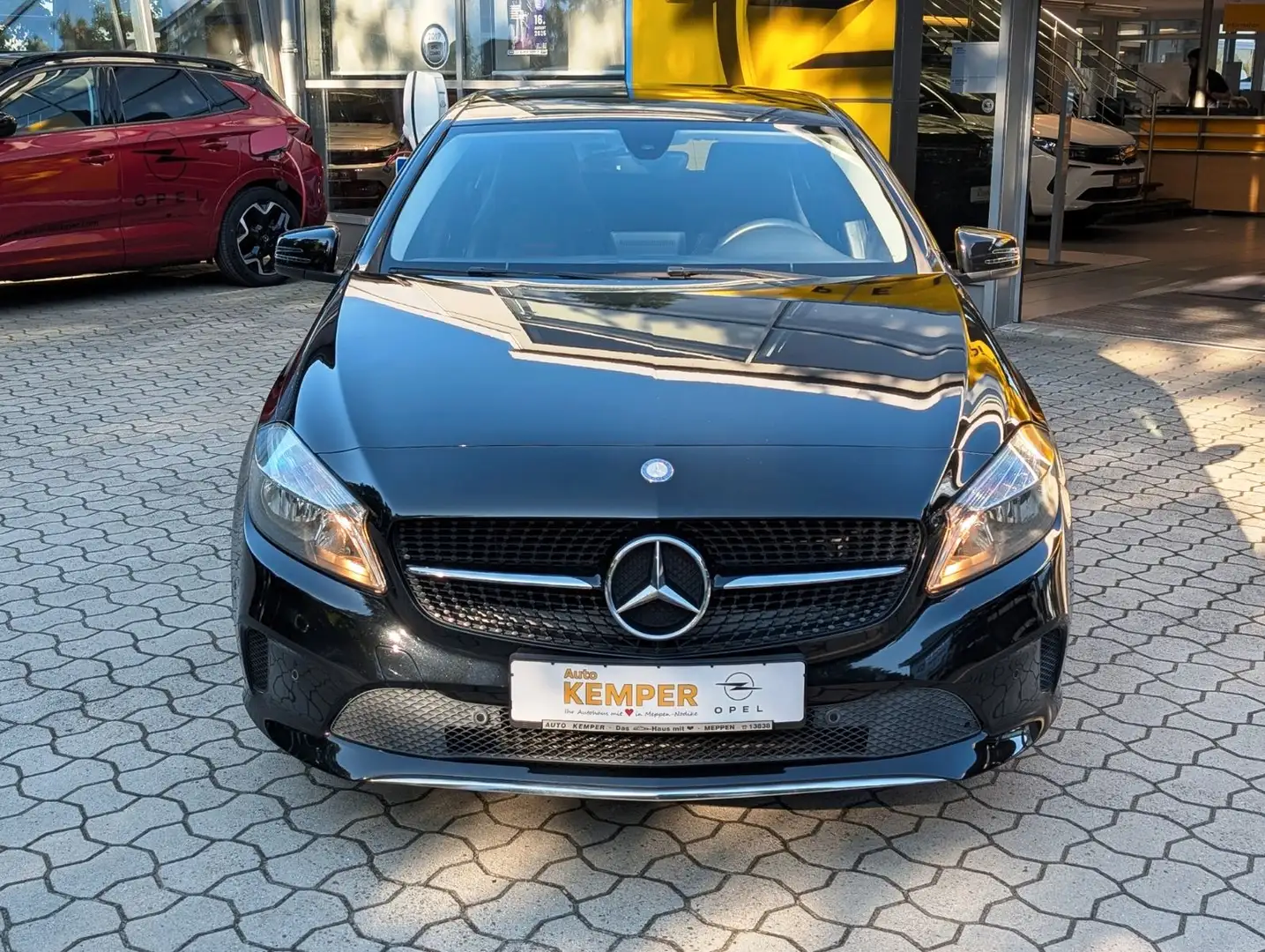 Mercedes-Benz A 180 Style *AHK*SHZ*PDC*Navi* Zwart - 2