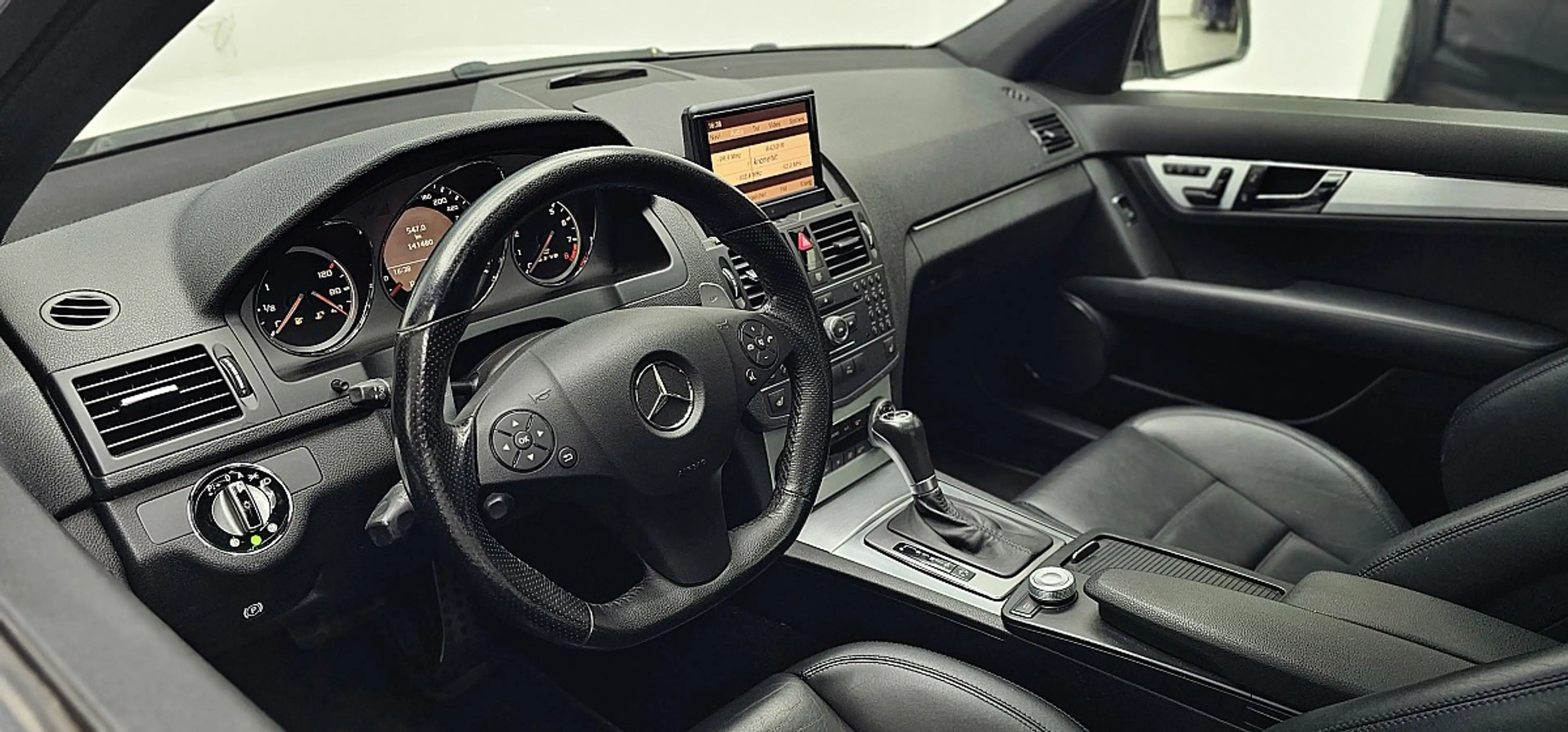 Mercedes-Benz C 63 AMG Avantgarde Aut. — photo 10