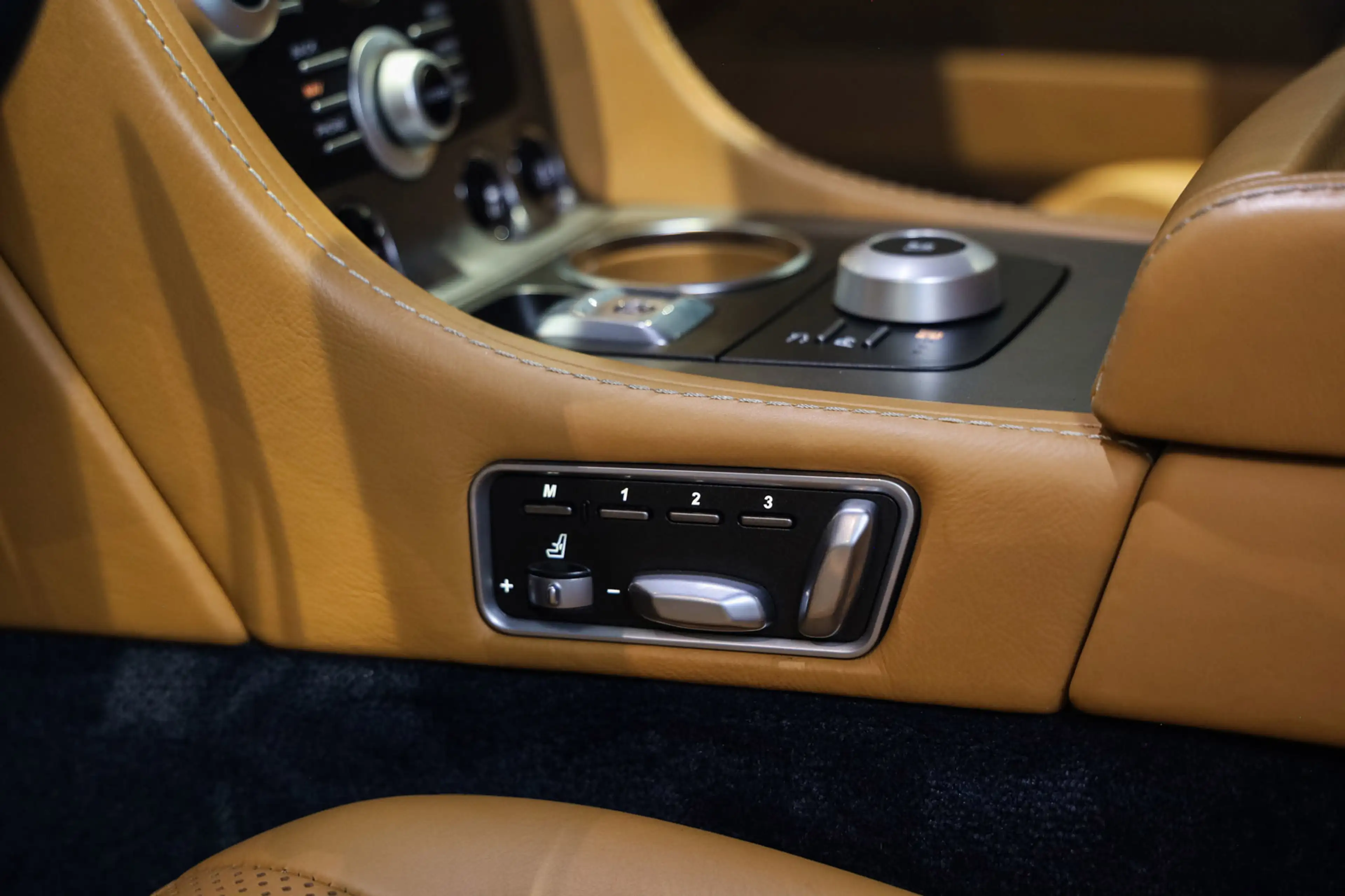 Aston Martin Rapide 6.0 V12, 476 PK, Youngtimer, 4/Seats, B&O/Geluid, — photo 23