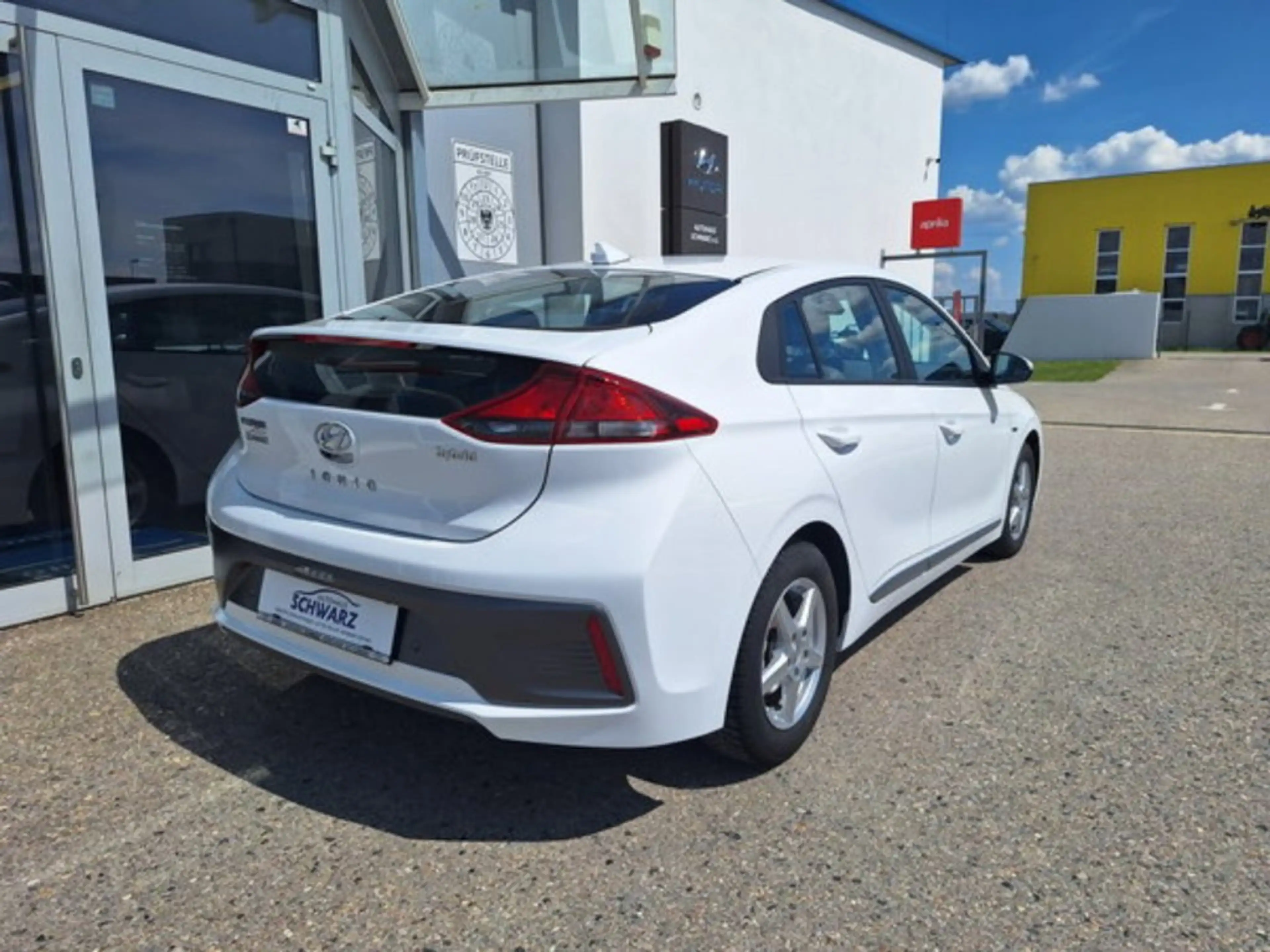 Hyundai IONIQ 1,6 GDi HEV Entry i0h30t — photo 3