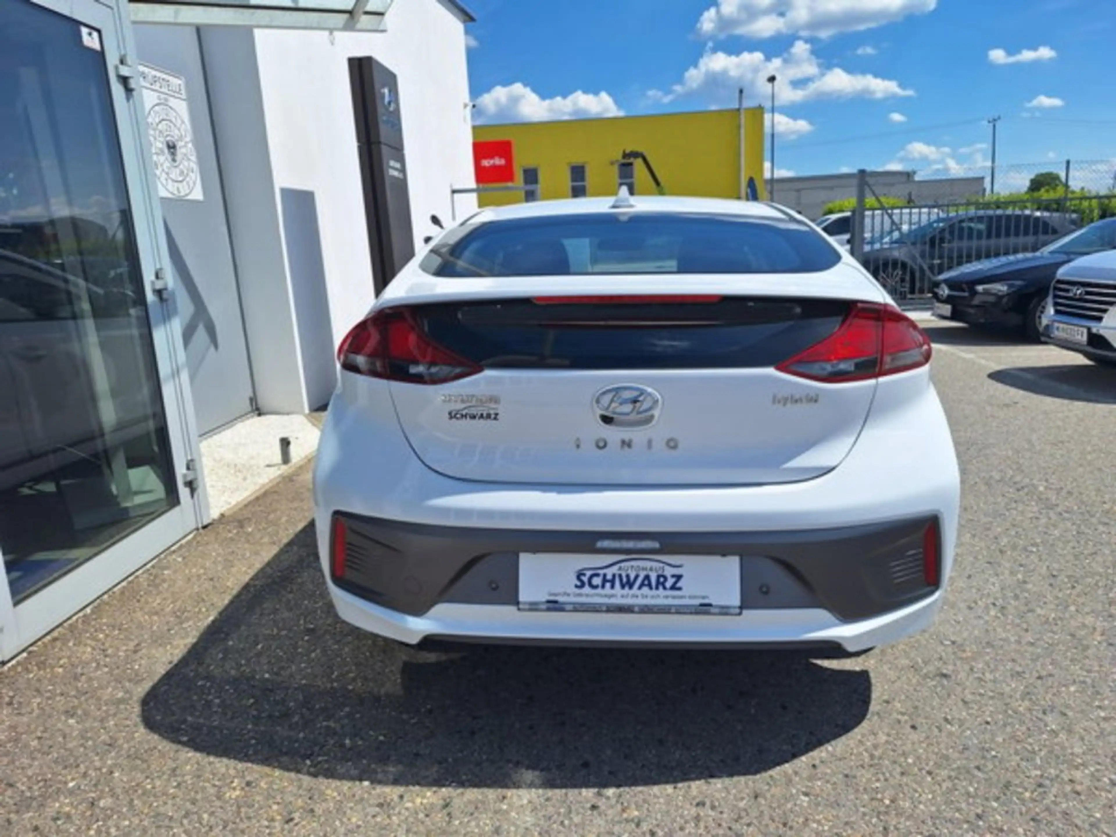Hyundai IONIQ 1,6 GDi HEV Entry i0h30t — photo 4