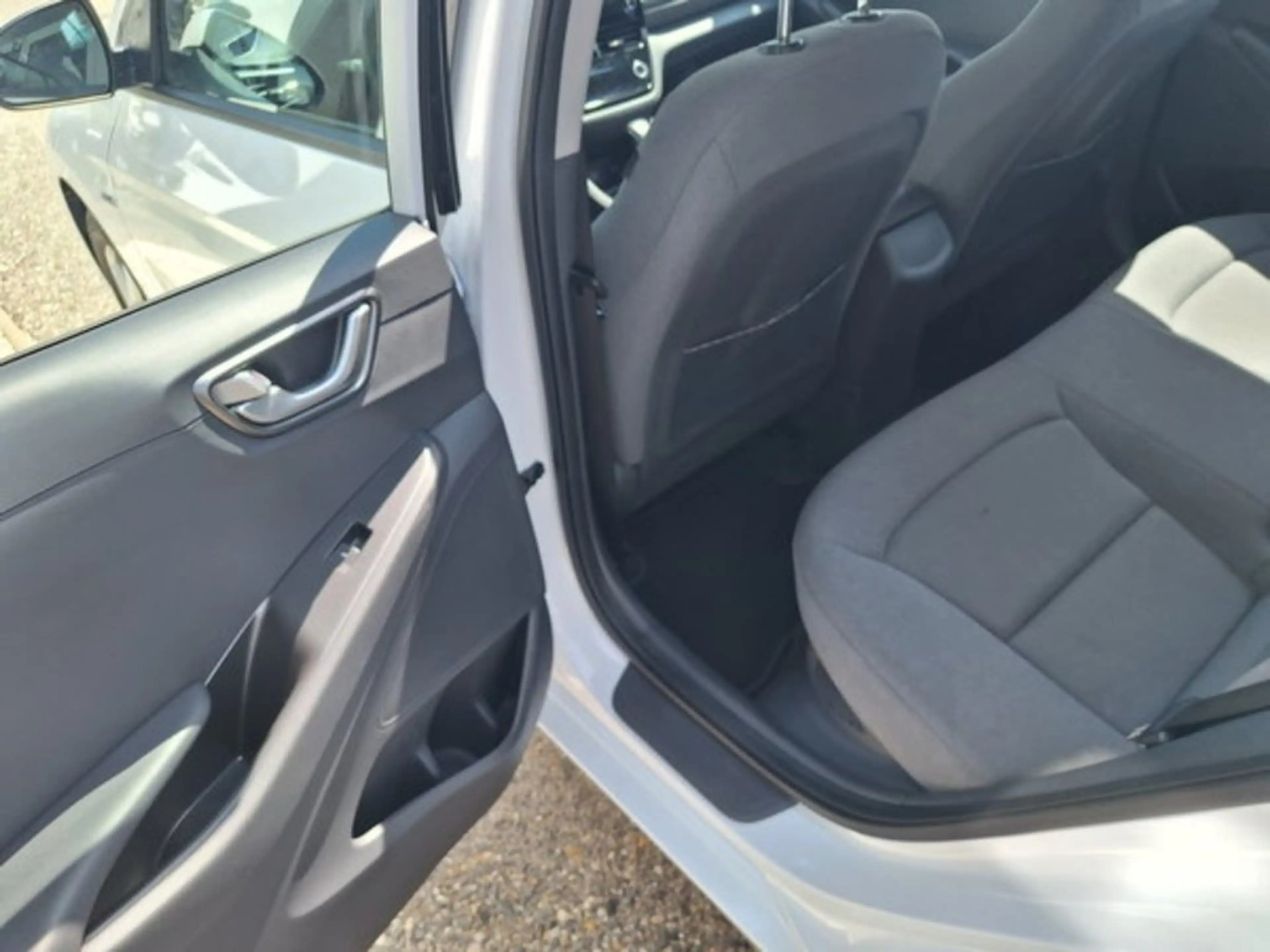 Hyundai IONIQ 1,6 GDi HEV Entry i0h30t — photo 5