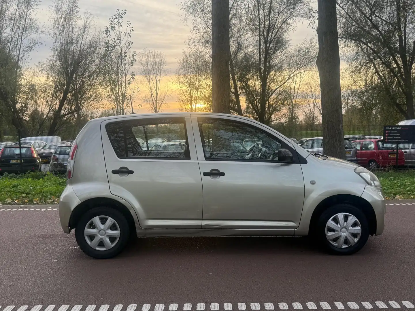 Daihatsu Sirion 2 1.0-12V Trend NWE APK!5DEURS!KOOPJE! Geel - 1
