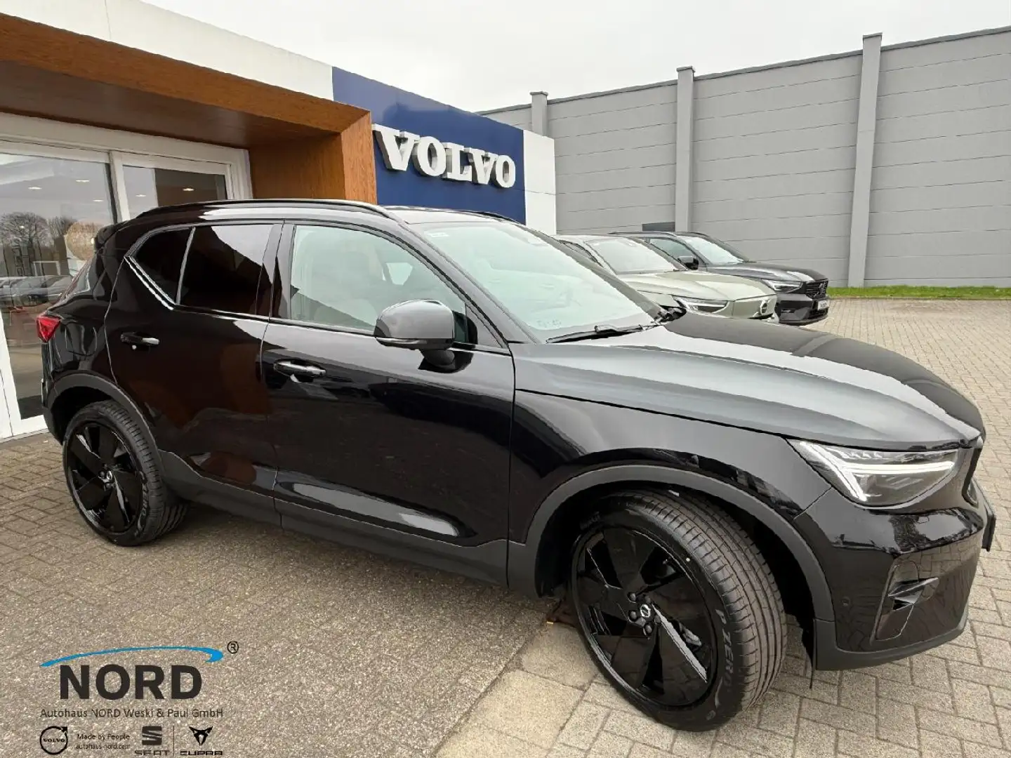 Volvo XC40 Plus Black Edition 2WD Schwarz - 2