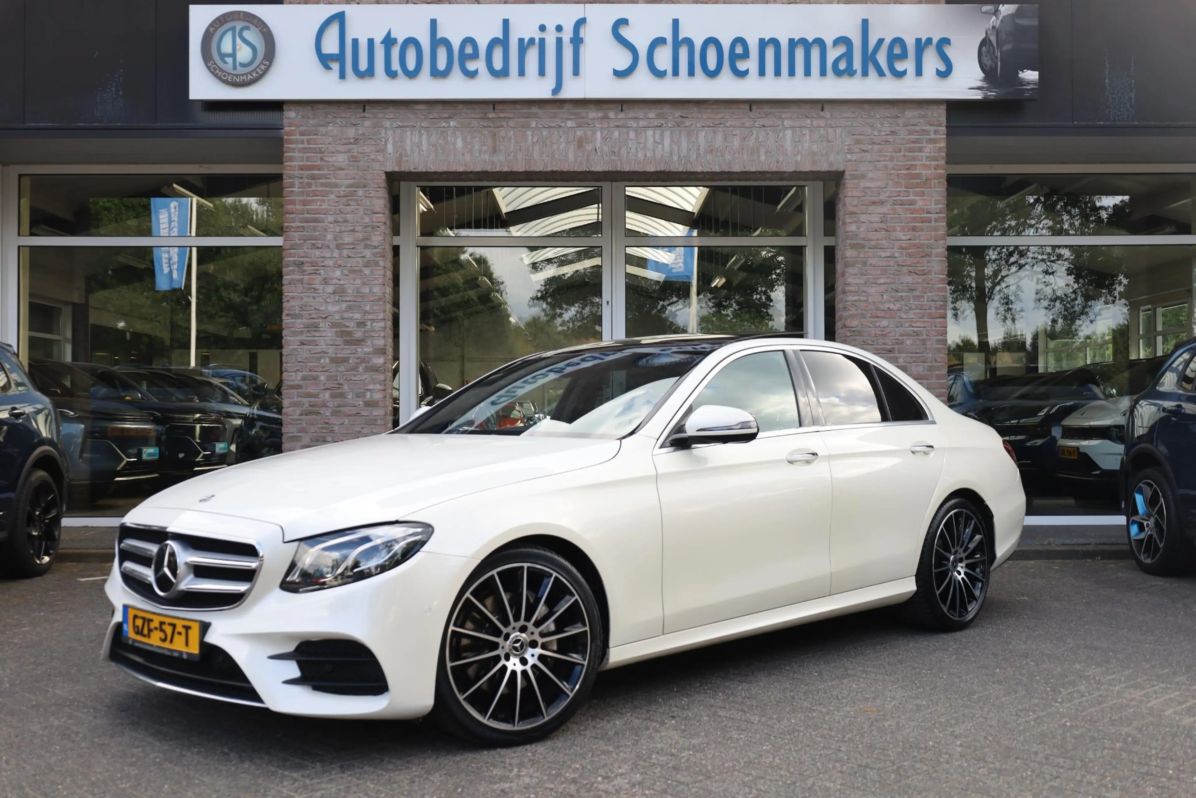 Mercedes-Benz E 250 Premium Plus AMG-LINE PANO BURMESTER LEER HUD CARP