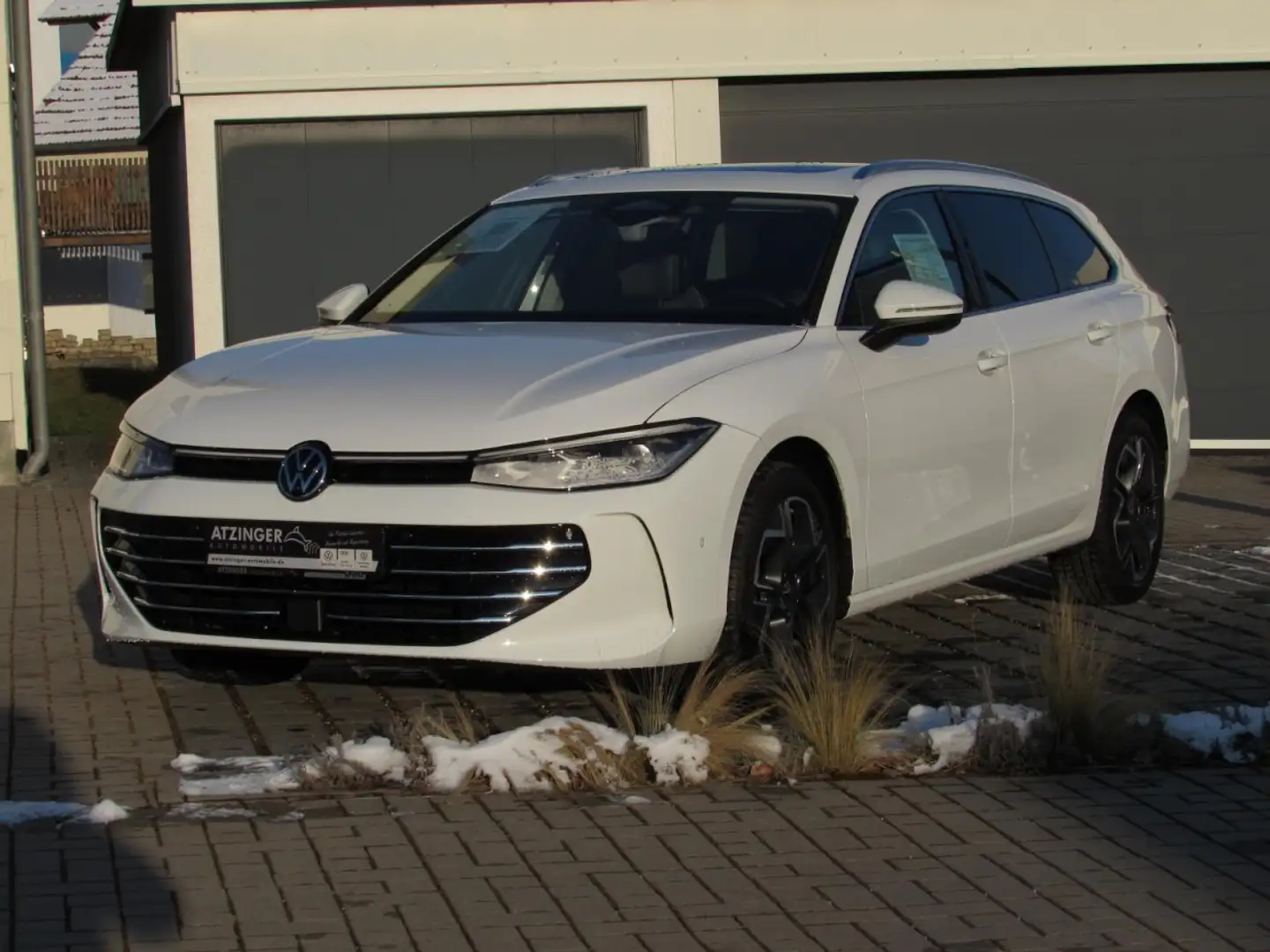 Volkswagen Passat Variant Elegance 2,0l TDI DSG ACC AHK Navi Klima Navi Weiß - 2