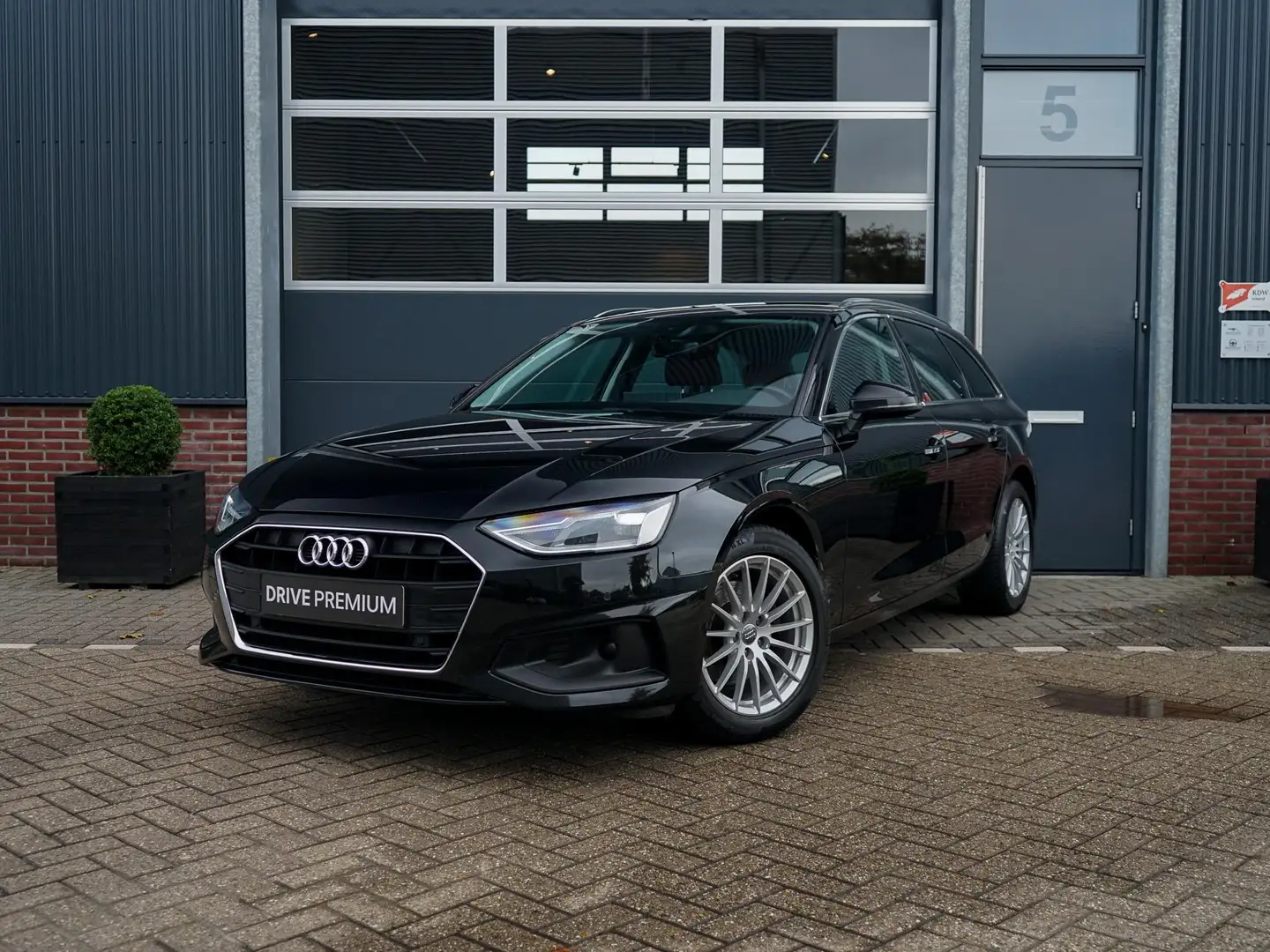 Audi A4 Avant 30 TDI Pro Line Noir - 1
