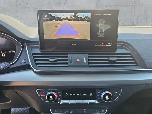 Audi Q5 view 11