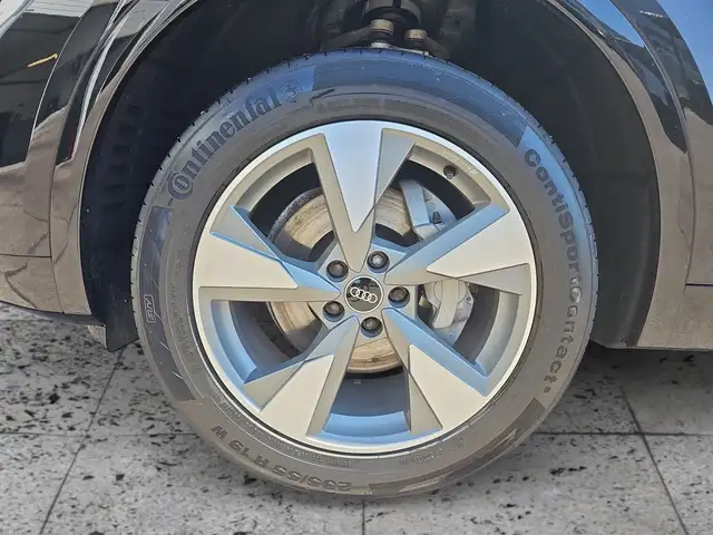 Audi Q5 view 8