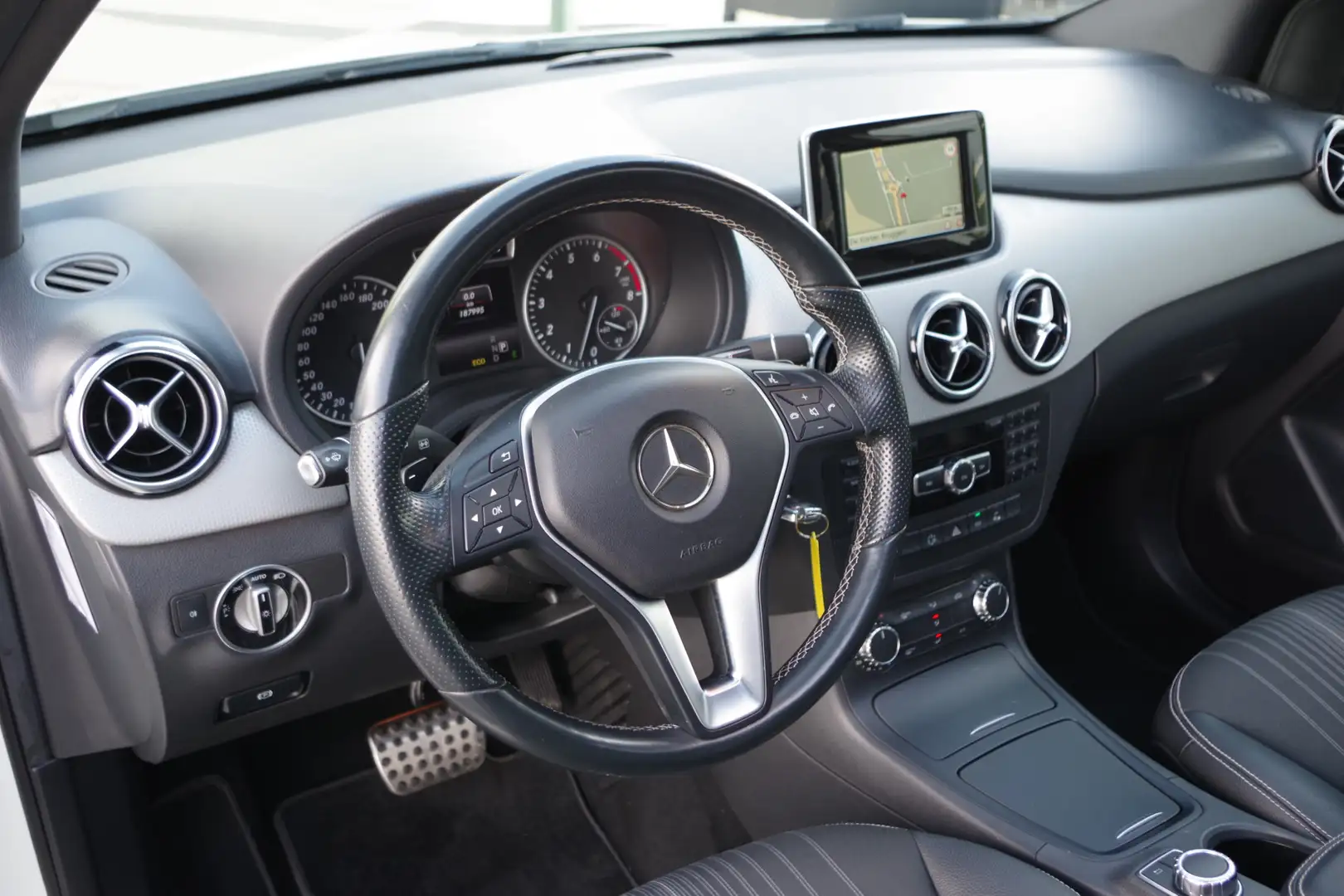 Mercedes-Benz B 180 Automaat Ambition Comfort, LED, Panoramadak, Navig Wit - 2