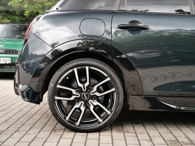 Mini Hatch view 9