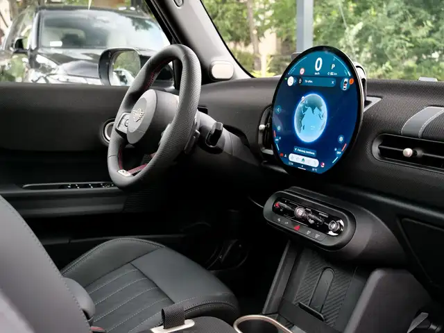 Mini Hatch view 15